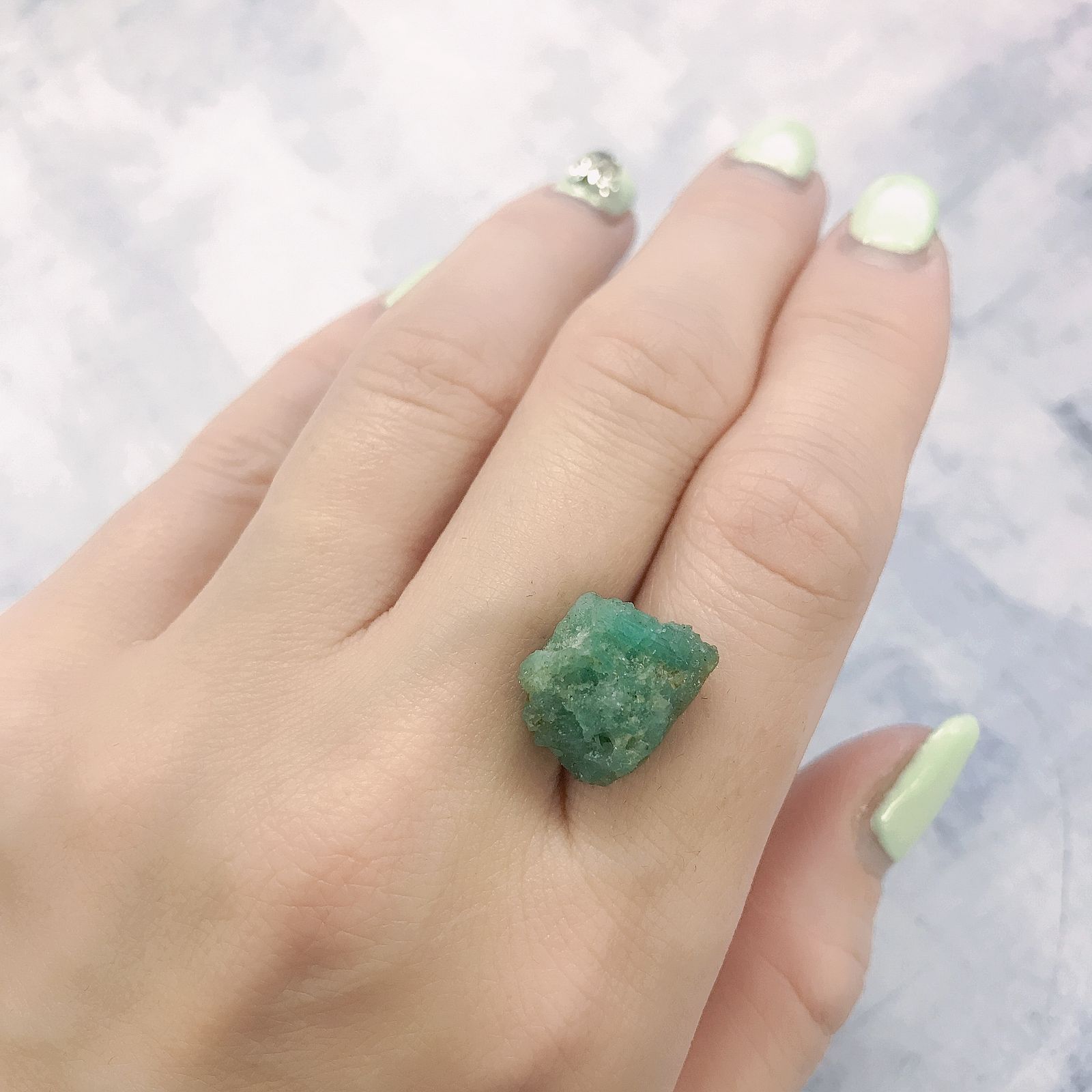 エメラルド原石 コロンビア産 10.52ct[220115505]14.9x11.3mm前後