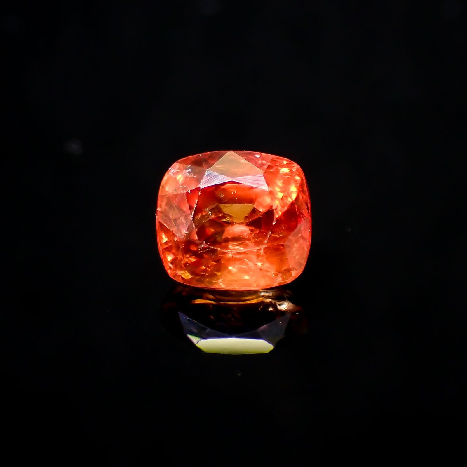 オレンジスピネル(宝石名スピネル)ビルマ/マダガスカル産 0.93ct 識別済[220817514]5.6x5.1mm前後