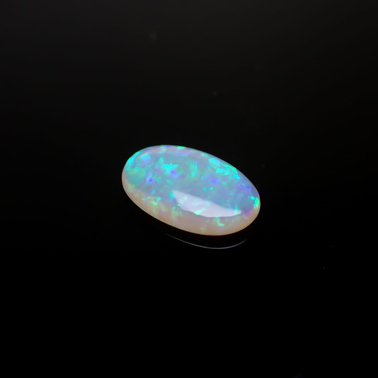オパール(宝石名オパール) オーストラリア産 ソ付(彩珠) 2.919ct / 14.9x9.9mm前後 [210711335]