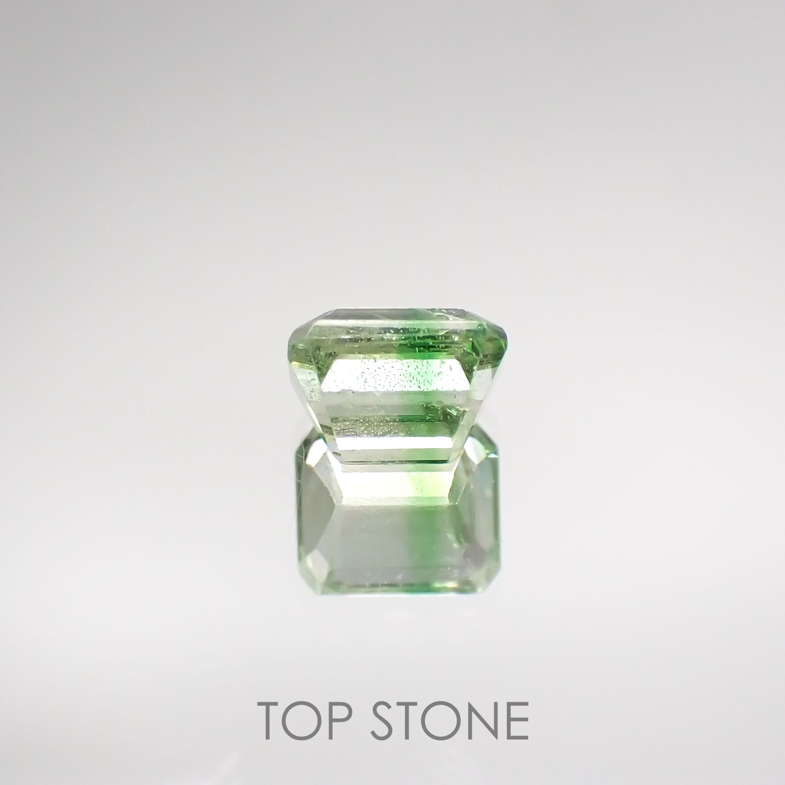 バイカラーツァボライト(宝石名グリーン グロッシュラー・ガーネット) タンザニア産 0.76ct 識別済[210711574]5.1×4.2mm前後