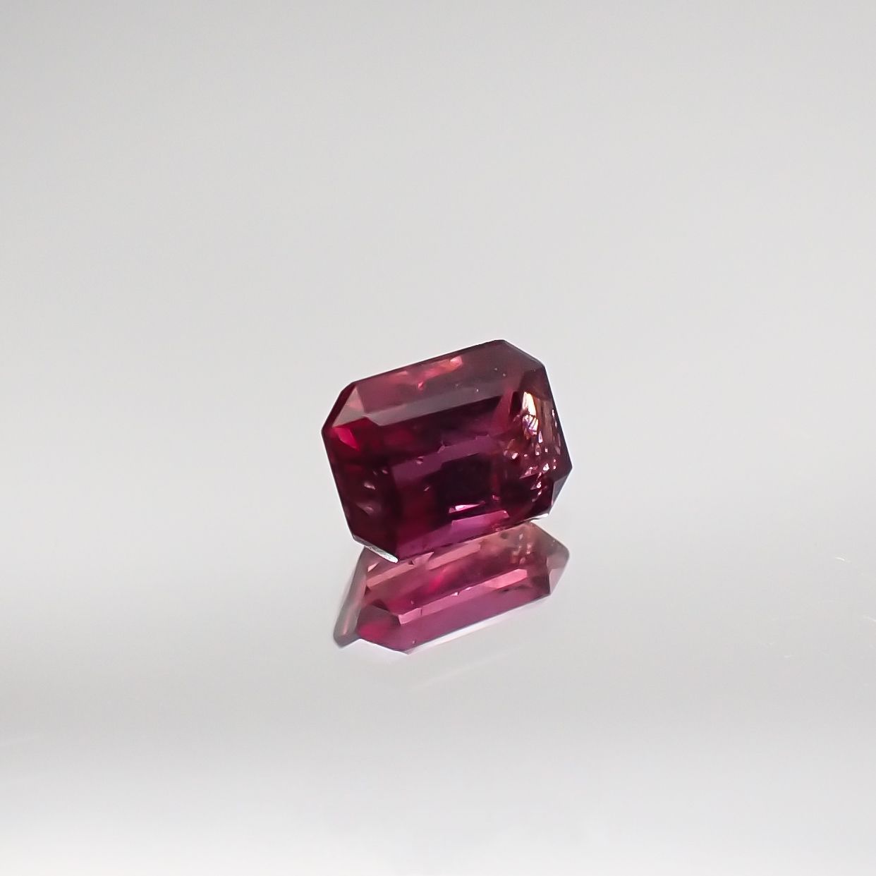 ルビー 非加熱(宝石名ルビー) マダガスカル産 0.26ct 識別済[210711733]3.8×2.8mm前後