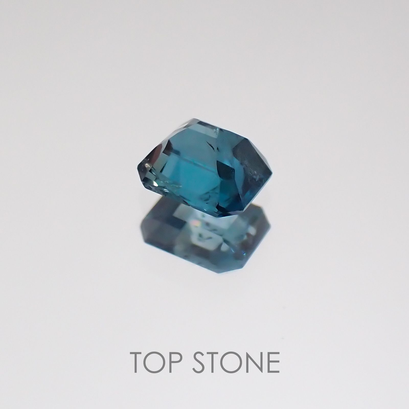 サファリン マダガスカル産 ルース 0.18ct[20128840]3.4×2.7mm前後