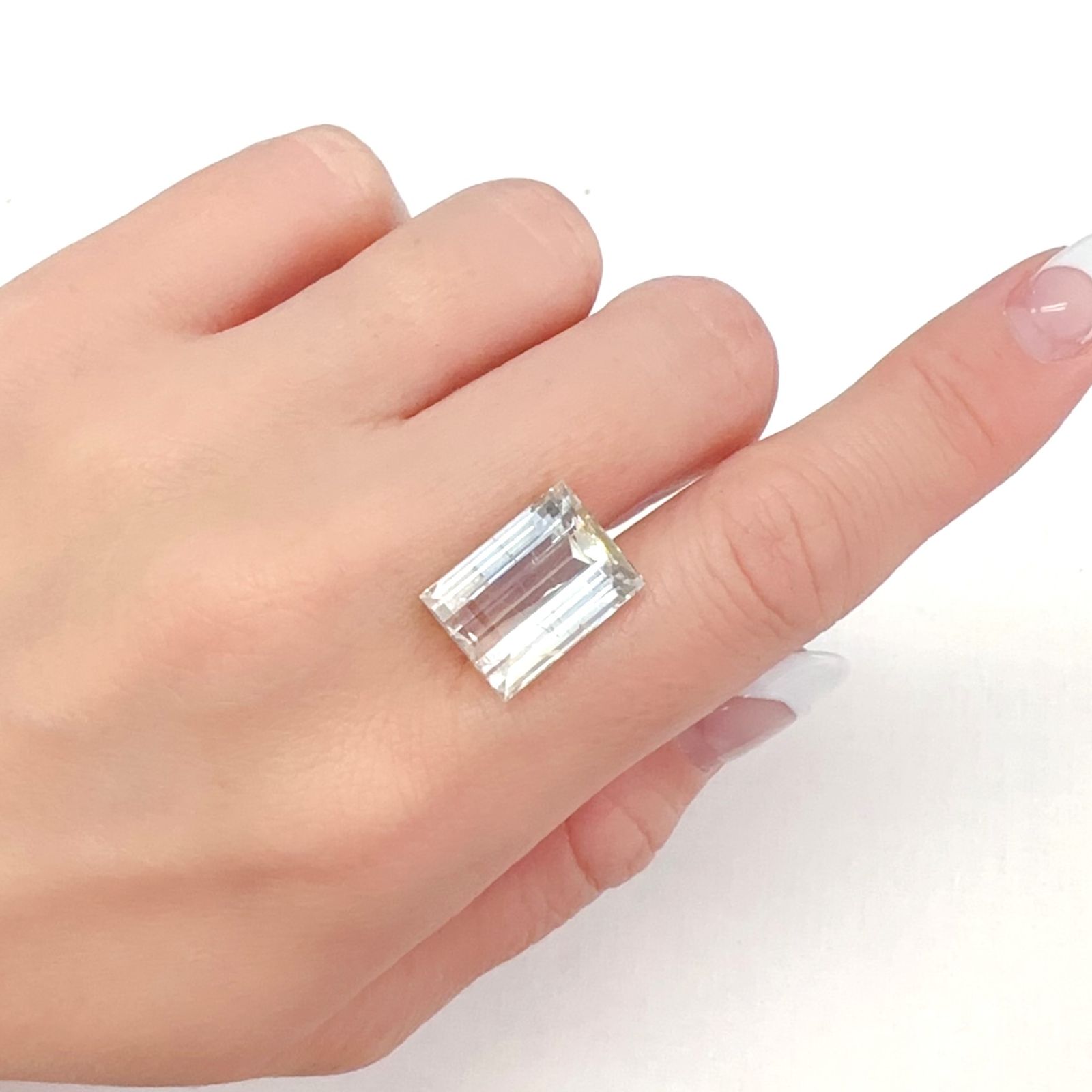 ニードルインブルートパーズ（チューブインブルートパーズ） ブラジル・ミナスジェライス州産 15.59ct[240125506]15.5x11.3mm前後