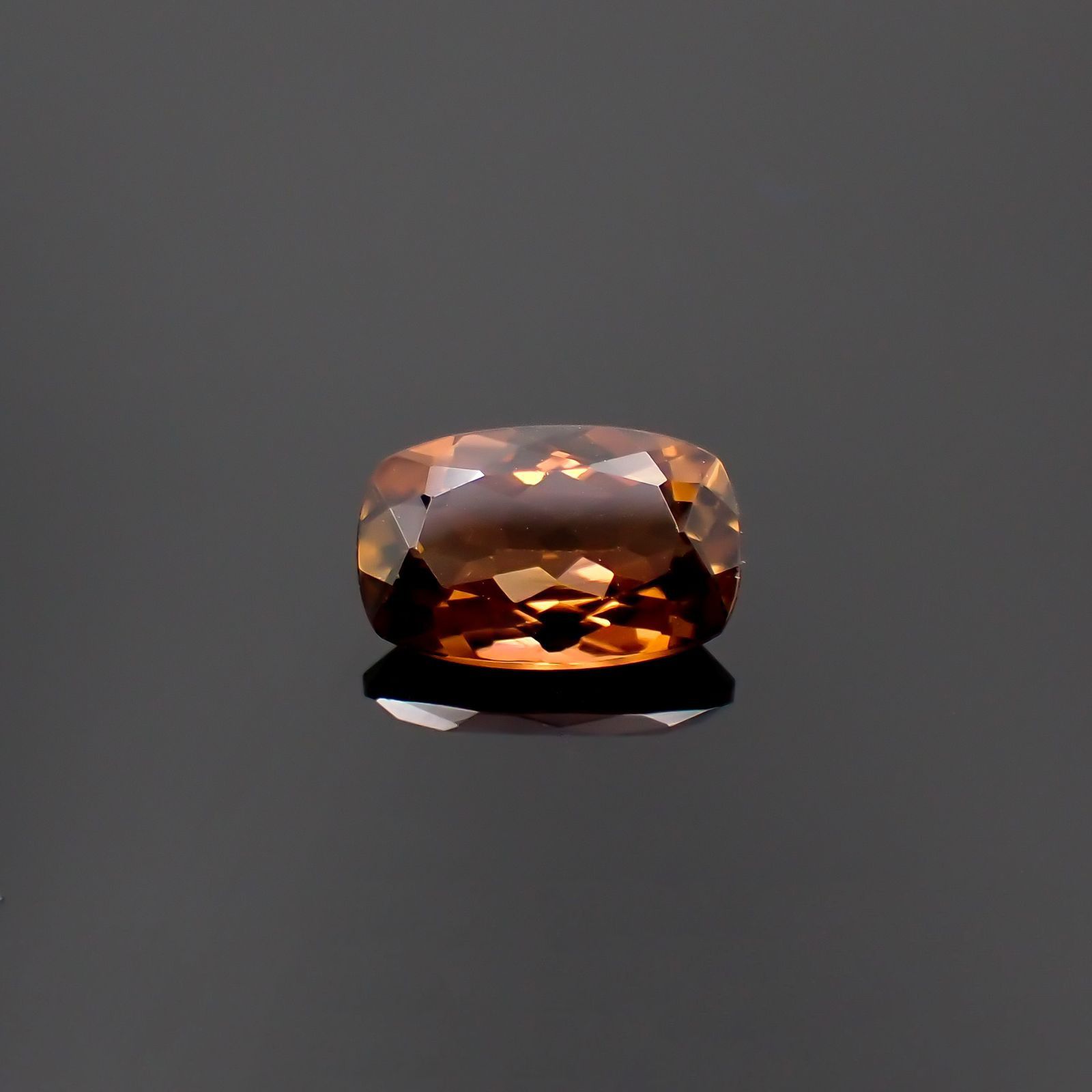 オレンジトルマリン(宝石名トルマリン)コンゴ民主共和国産 識別済 1.63ct / 9.3x6mm前後 [260120850]