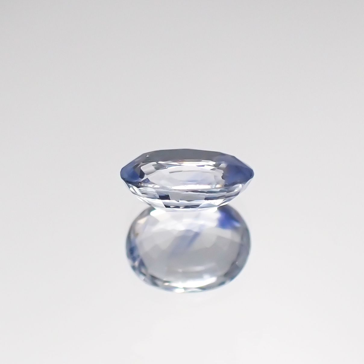 アイスブルーサファイア(宝石名ブルー・サファイア) スリランカ/マダガスカル産 0.43ct 識別済[210711172]5.1×4mm前後