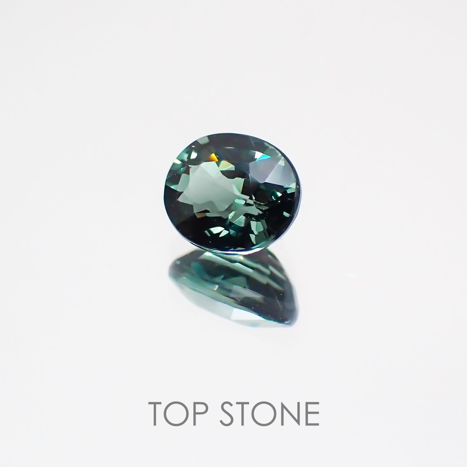 カラーチェンジガーネット(アレキタイプ) マダガスカル・ベキリー産 ルース 0.599ct[21029473]5.3×4.3mm前後