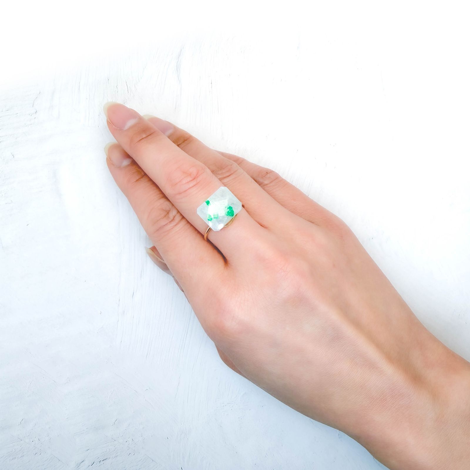 エメラルドインクォーツ パキスタン産 8.22ct / 13.1x10.3mm前後 [260231653]