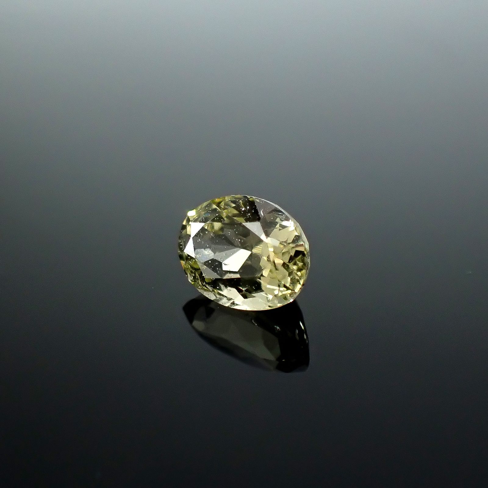 コーネルピン スリランカ産 1.15ct / 7.2x5.3mm前後 [251031233]