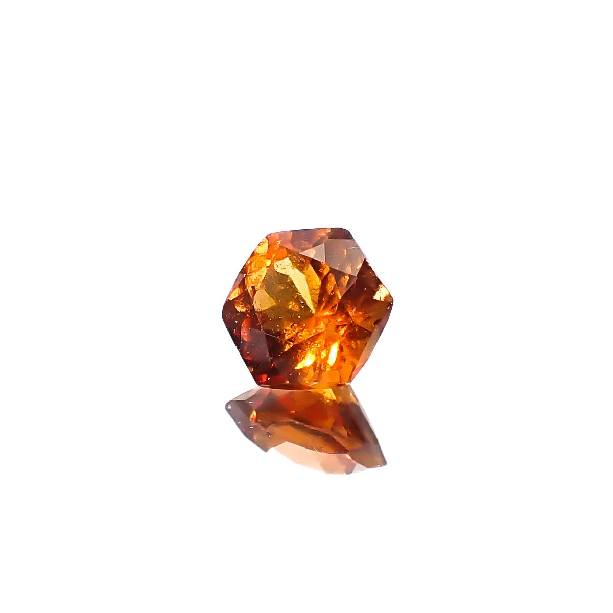 ◇ヘキサゴンカット◇ヘソナイトガーネット(宝石名ヘソナイト・ガーネット)スリランカ産 0.92ct 識別済[241129440]5.5x5.4mm前後