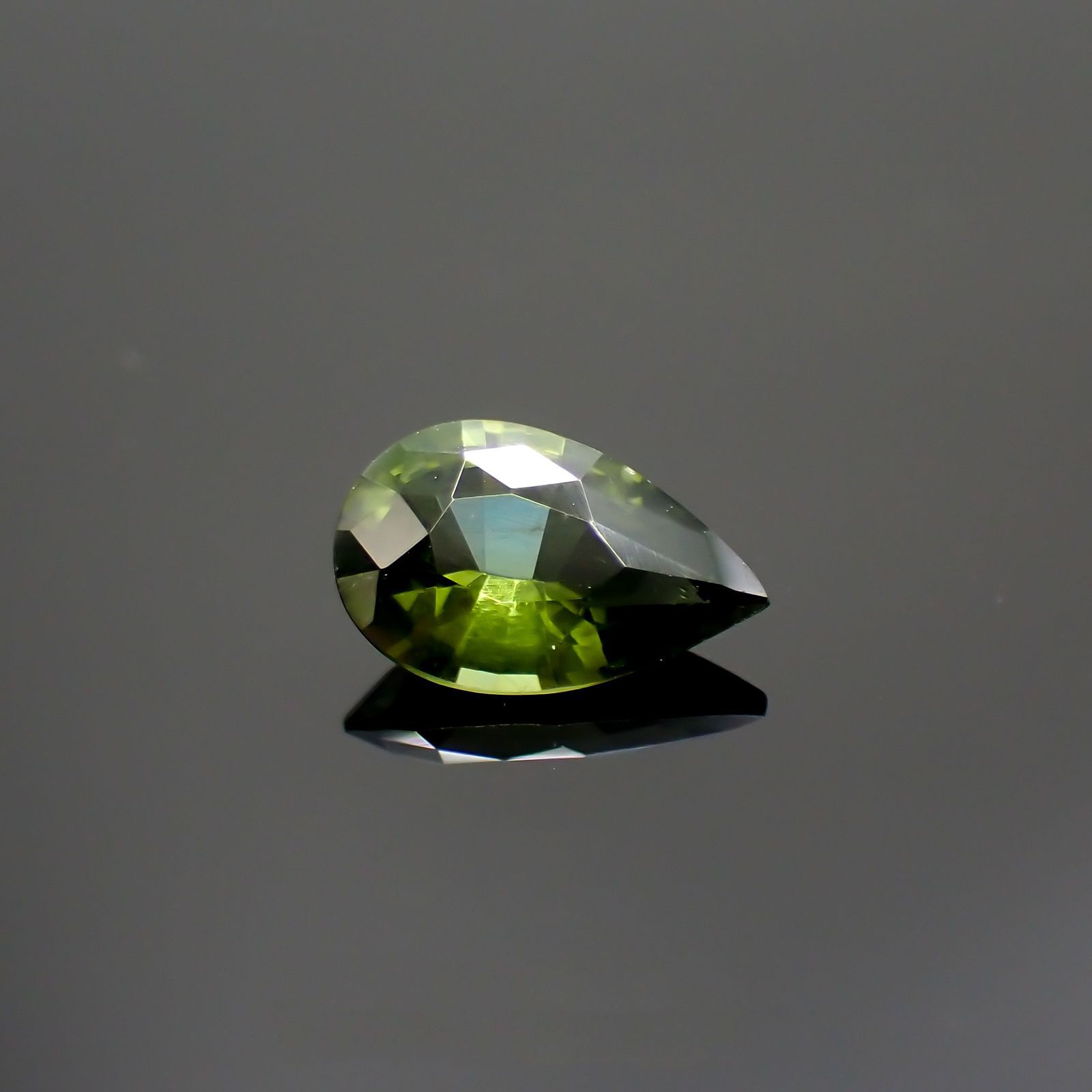 グリーンジルコン(宝石名ジルコン)スリランカ/カンボジア産 0.83ct 識別済[220114894]7.8x5mm前後
