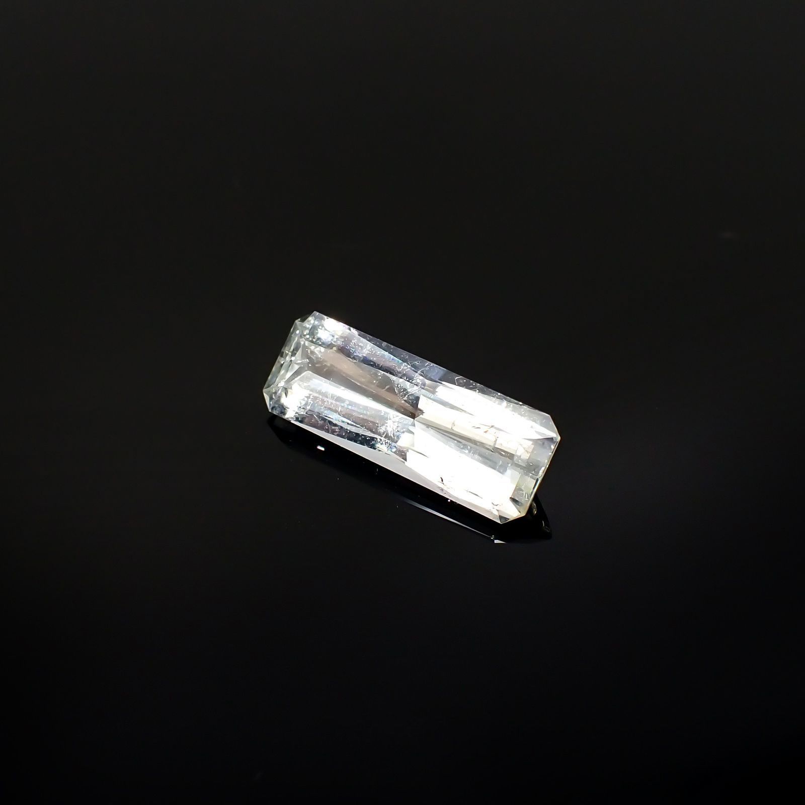 ジェレメジェバイト(宝石名エレメジェバイト)ナミビア産 ソ付(彩珠) 3.221ct / 16x5.8mm前後 [220616458]