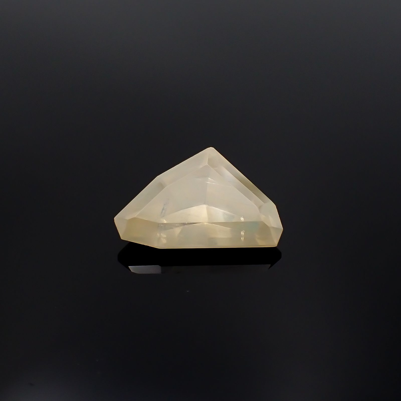 フォスゲナイト(宝石名フォスゲナイト)モロッコ/イタリア産 9.120ct ソ付(日独)[230823293]15.34x9.51mm前後