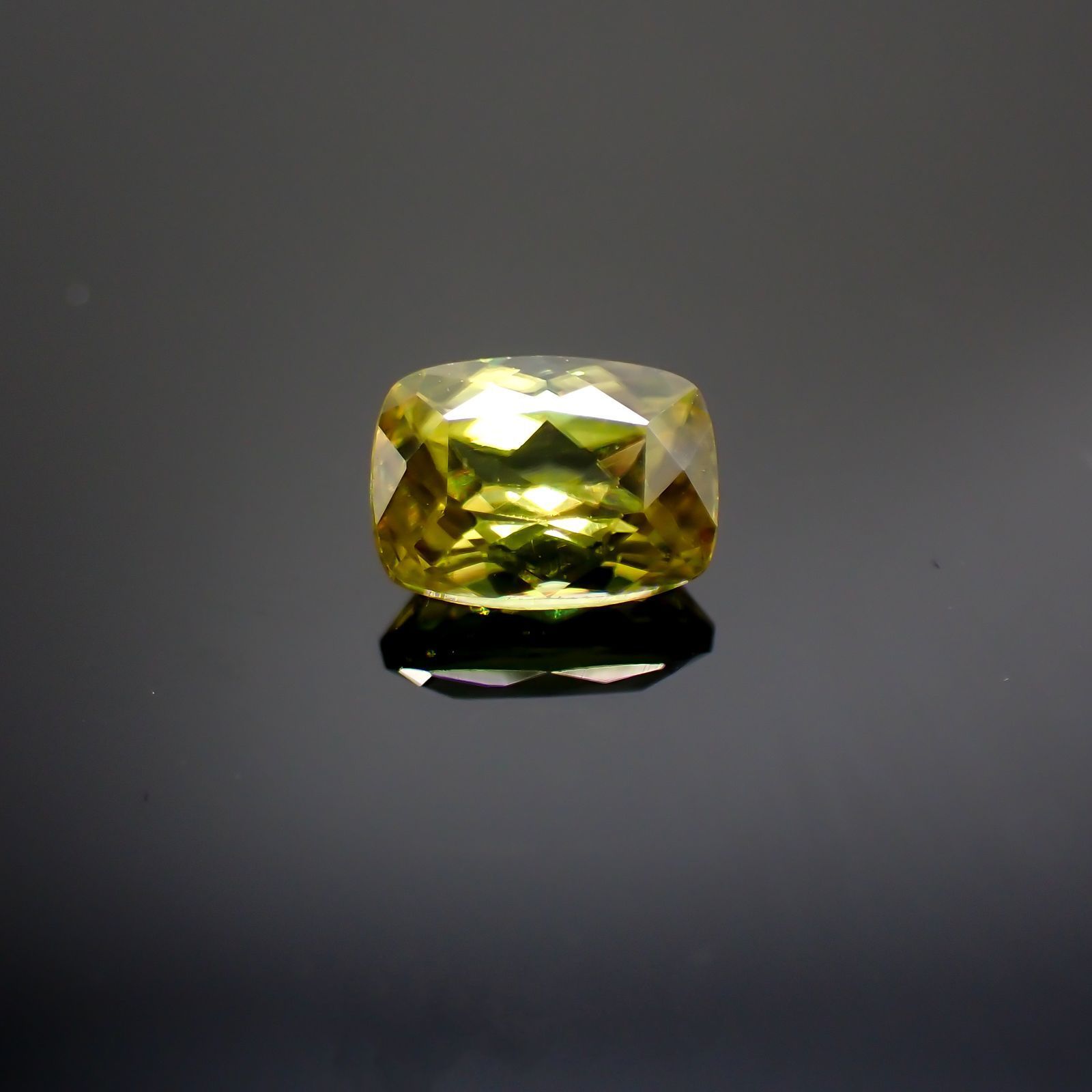 スフェーン(宝石名スフェーン)マダガスカル産 0.65ct 識別済[220113863]6x4.5mm前後