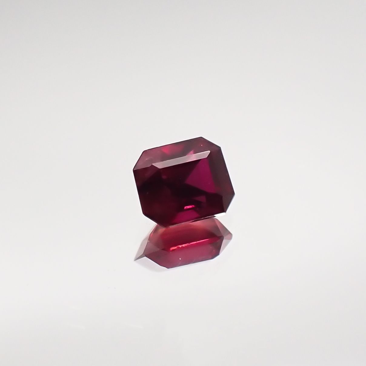 ルビー 非加熱(宝石名ルビー) マダガスカル産 0.24ct 識別済[210711731]3.5×2.9mm前後
