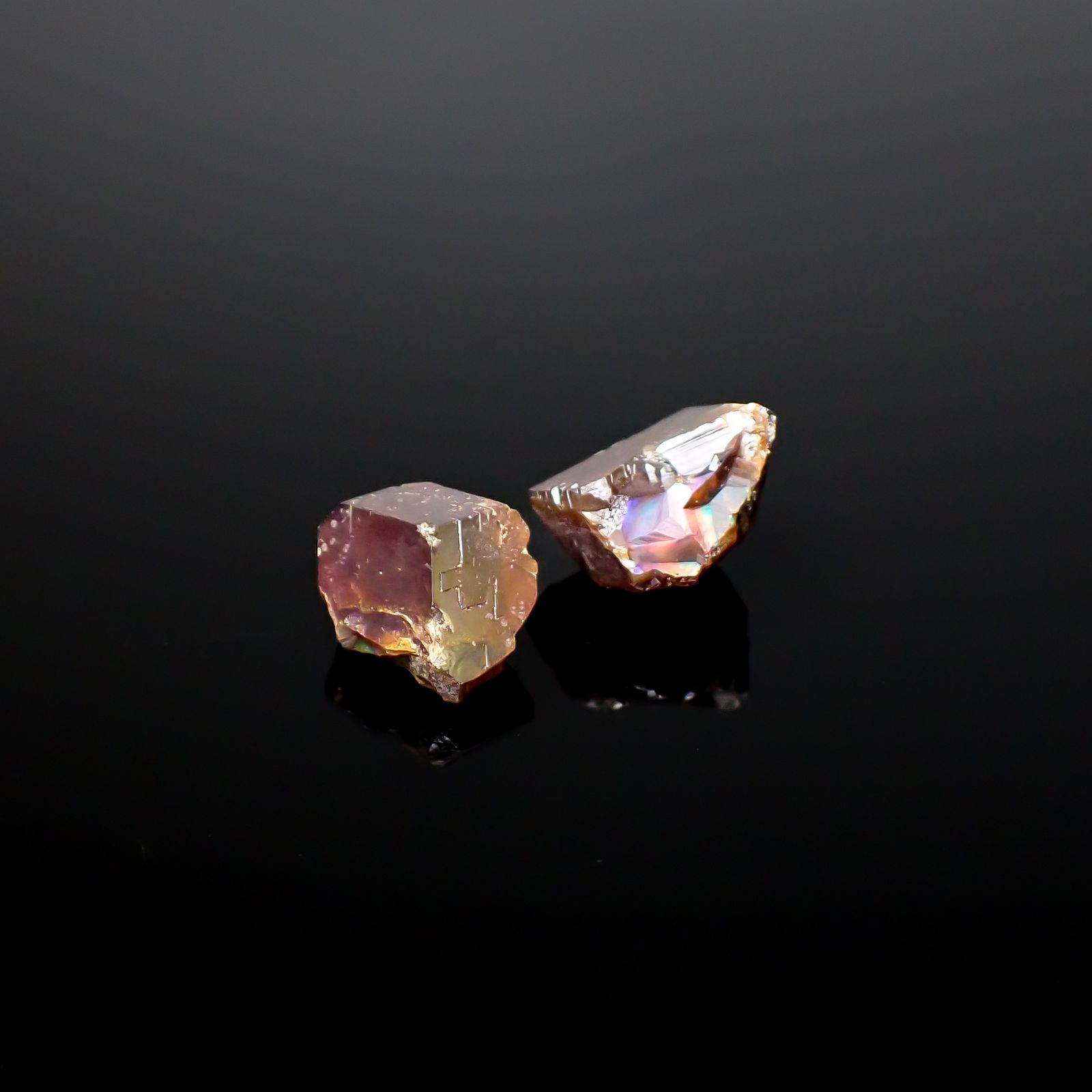 レインボーガーネット原石2個セット 日本・奈良県産 17.35ct(2pcs合計) / 11.5-11.9x9.2-10.1mm前後 [260432076]