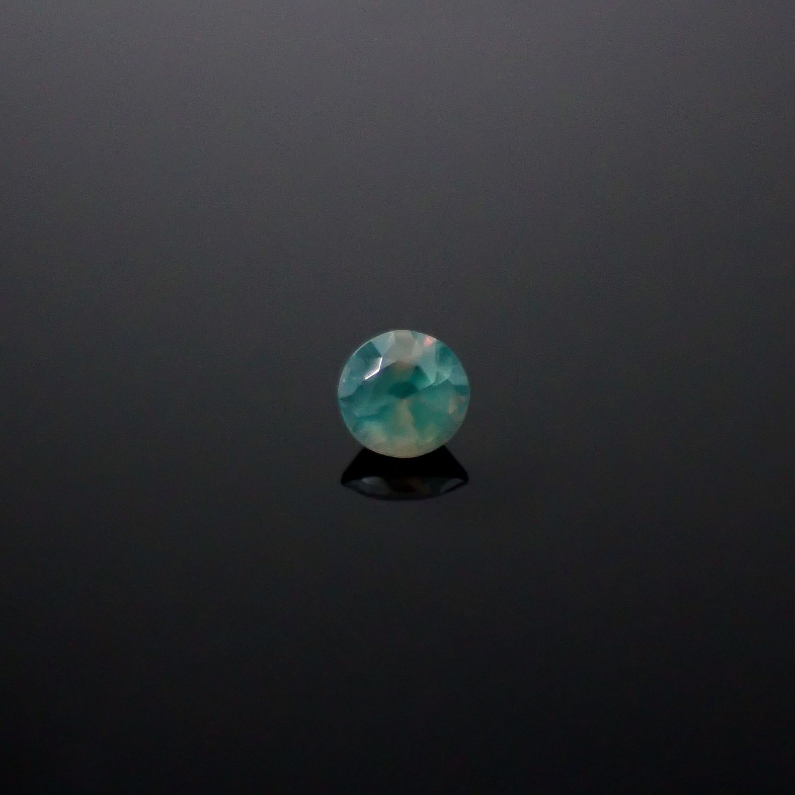 シルキーアレキサンドライト ブラジル・ミナスジェライス州ヘマチタ鉱山産 0.098ct / 2.7x2.7mm前後 [250931027]