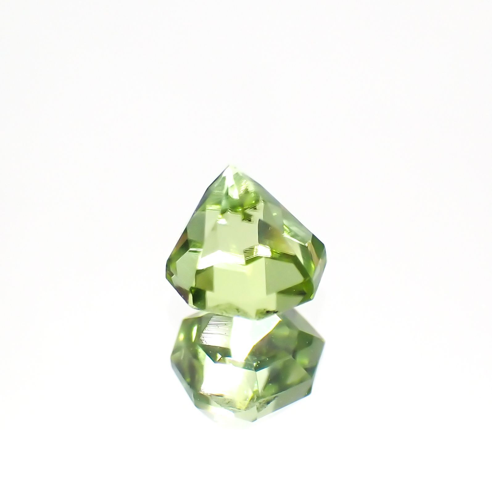 ◇オクタゴンカット◇ペリドット(宝石名ペリドット) パキスタン産 0.42ct 識別済[210913105]4.1×4mm前後