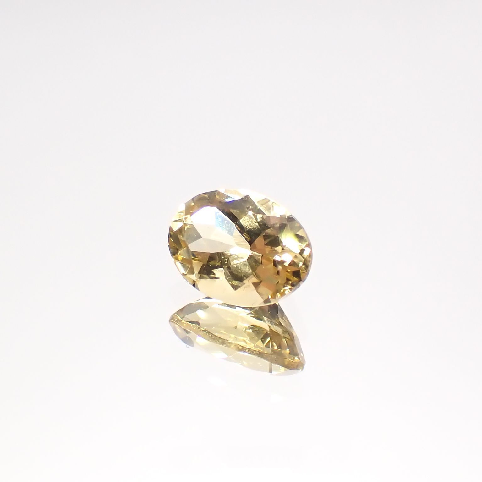イエローベリル(宝石名イエロー・ベリル)ブラジル産 0.74ct 識別済[220515859]6.8x5.1mm前後