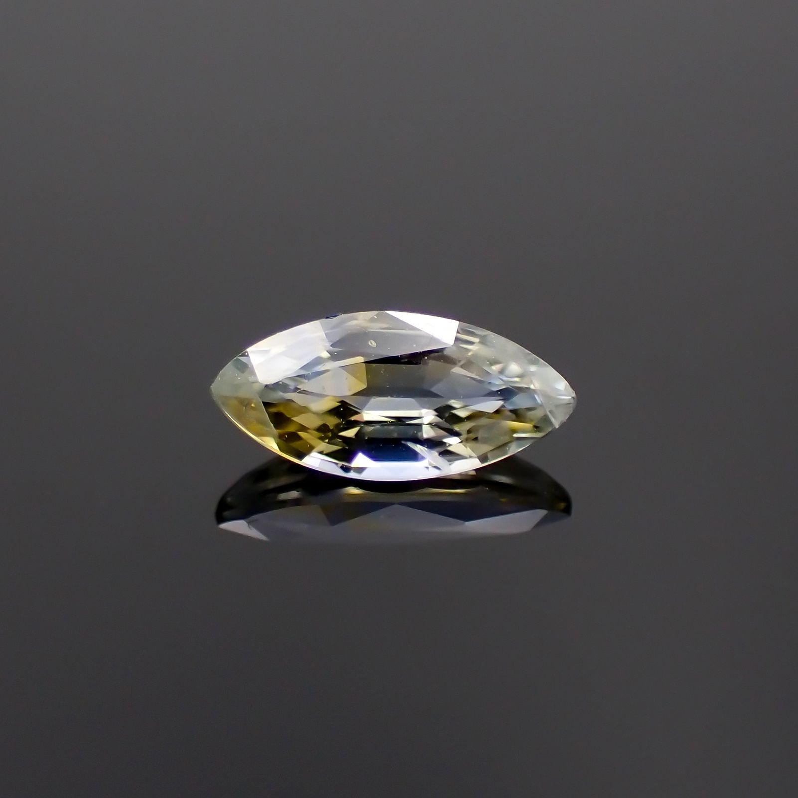 バイカラーサファイア(宝石名サファイア)スリランカ 0.38ct 識別済[230823024]6.8x3.1mm前後