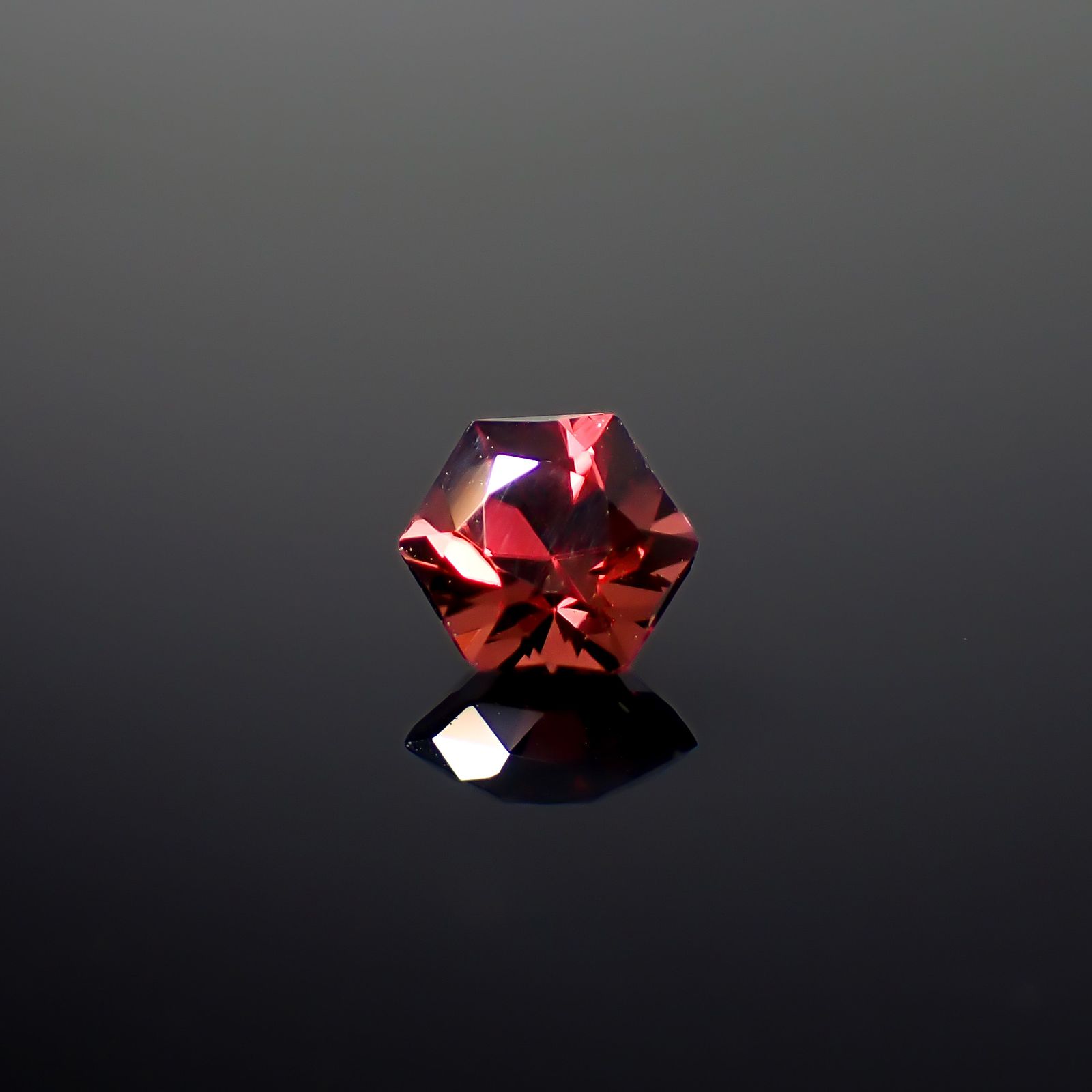 ◇ヘキサゴンカット◇レッドジルコン(宝石名ジルコン)スリランカ/カンボジア産 識別済 0.74ct / 4.7x4.7mm前後 [260732557]