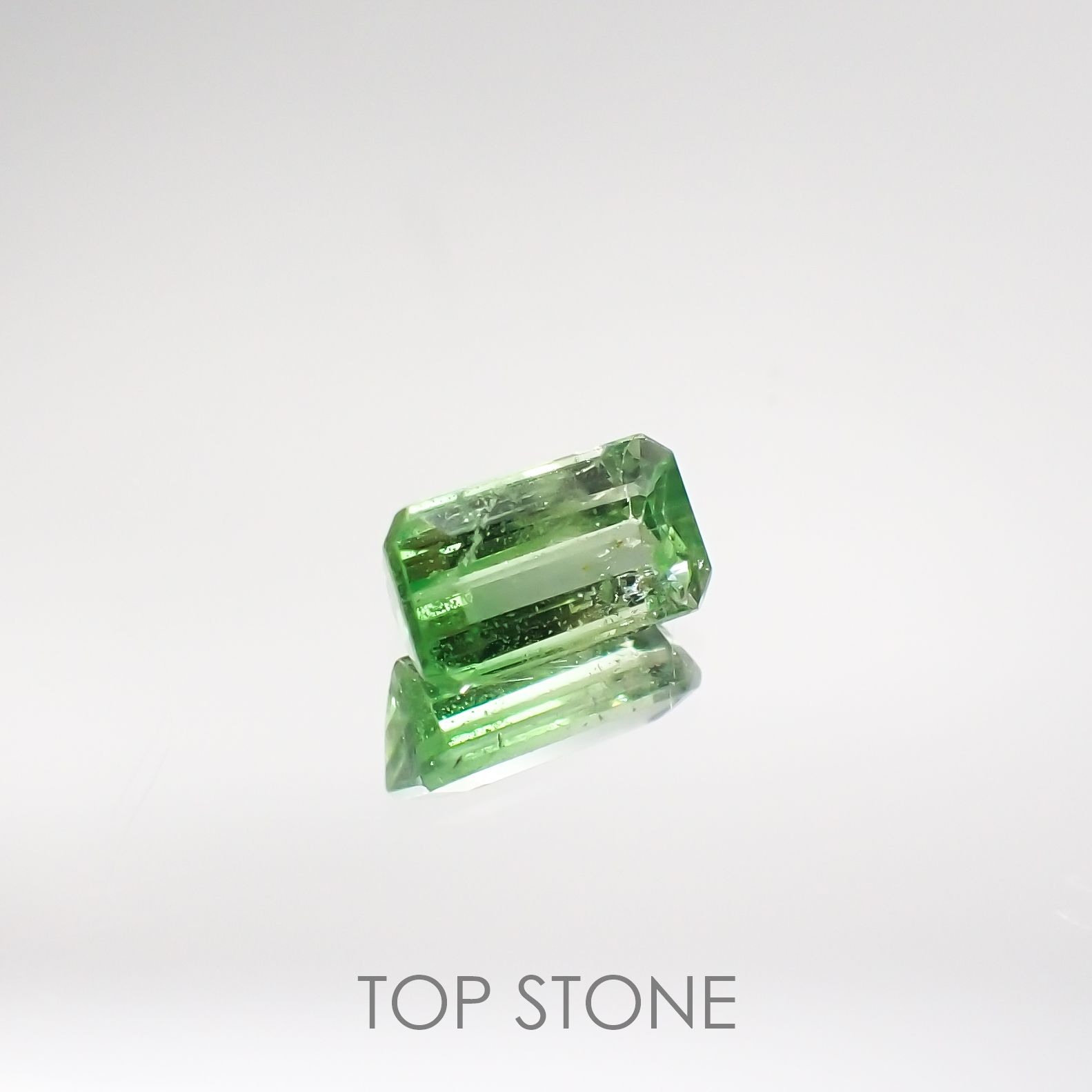 バイカラーツァボライト(宝石名グリーン グロッシュラー・ガーネット) タンザニア産 0.71ct 識別済[210711571]6.3×3.5mm前後