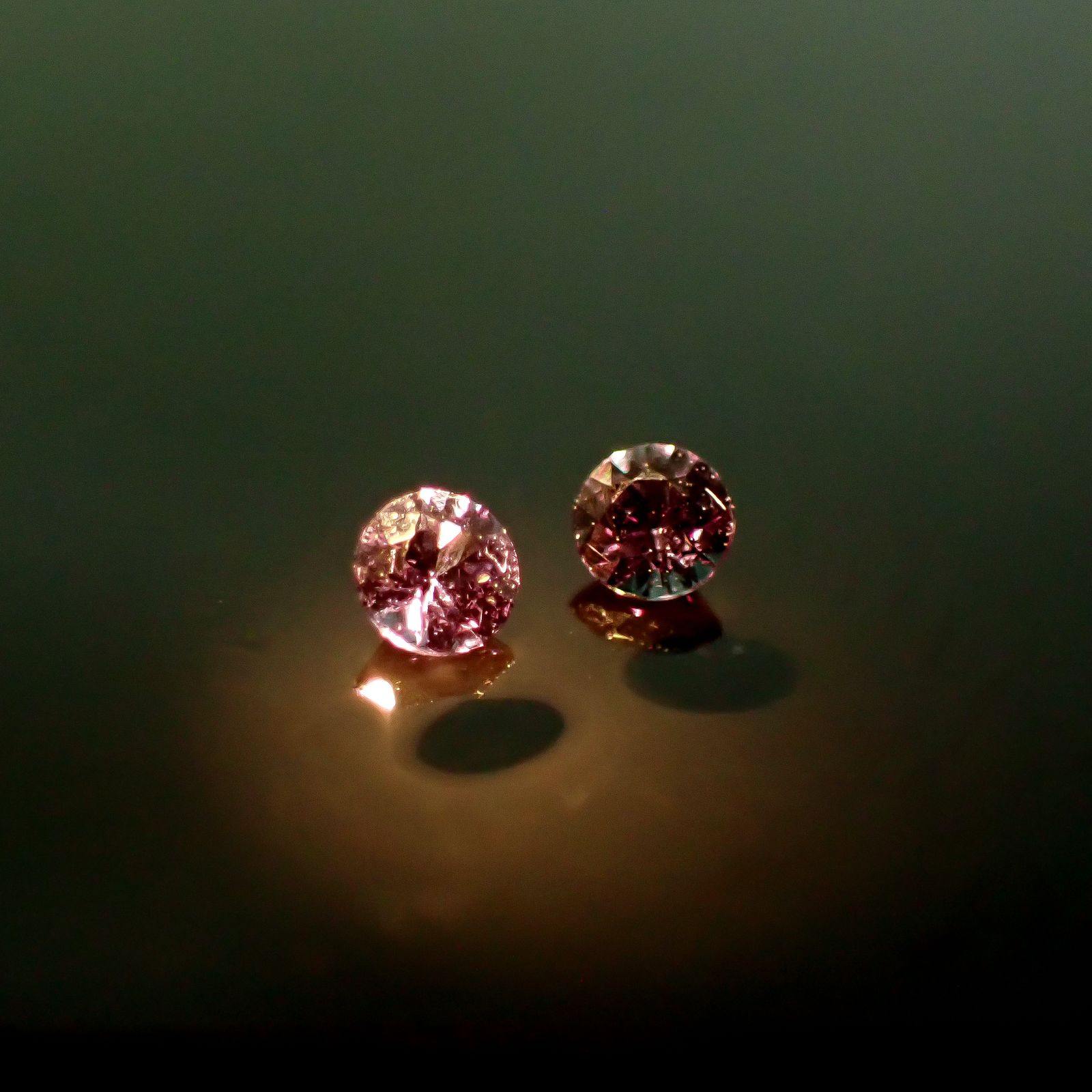 ◇ペアセット◇ベキリーブルーガーネット（カラーチェンジガーネット アレキタイプ） マダガスカル・ベキリー産 0.13ct / 2.4x2.4mm前後 [251231551]