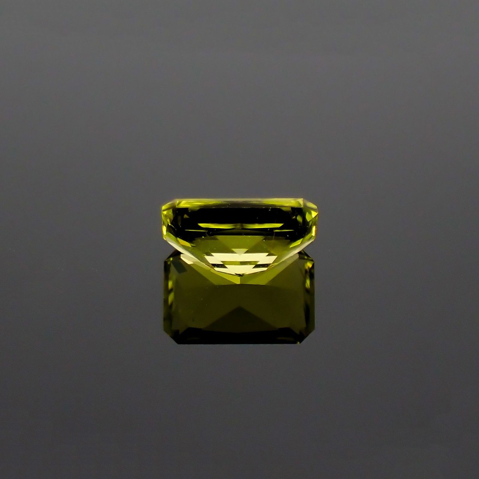 カナリートルマリン ザンビア・カナリー鉱山産 0.50ct / 6x3.8mm前後 [260223138]