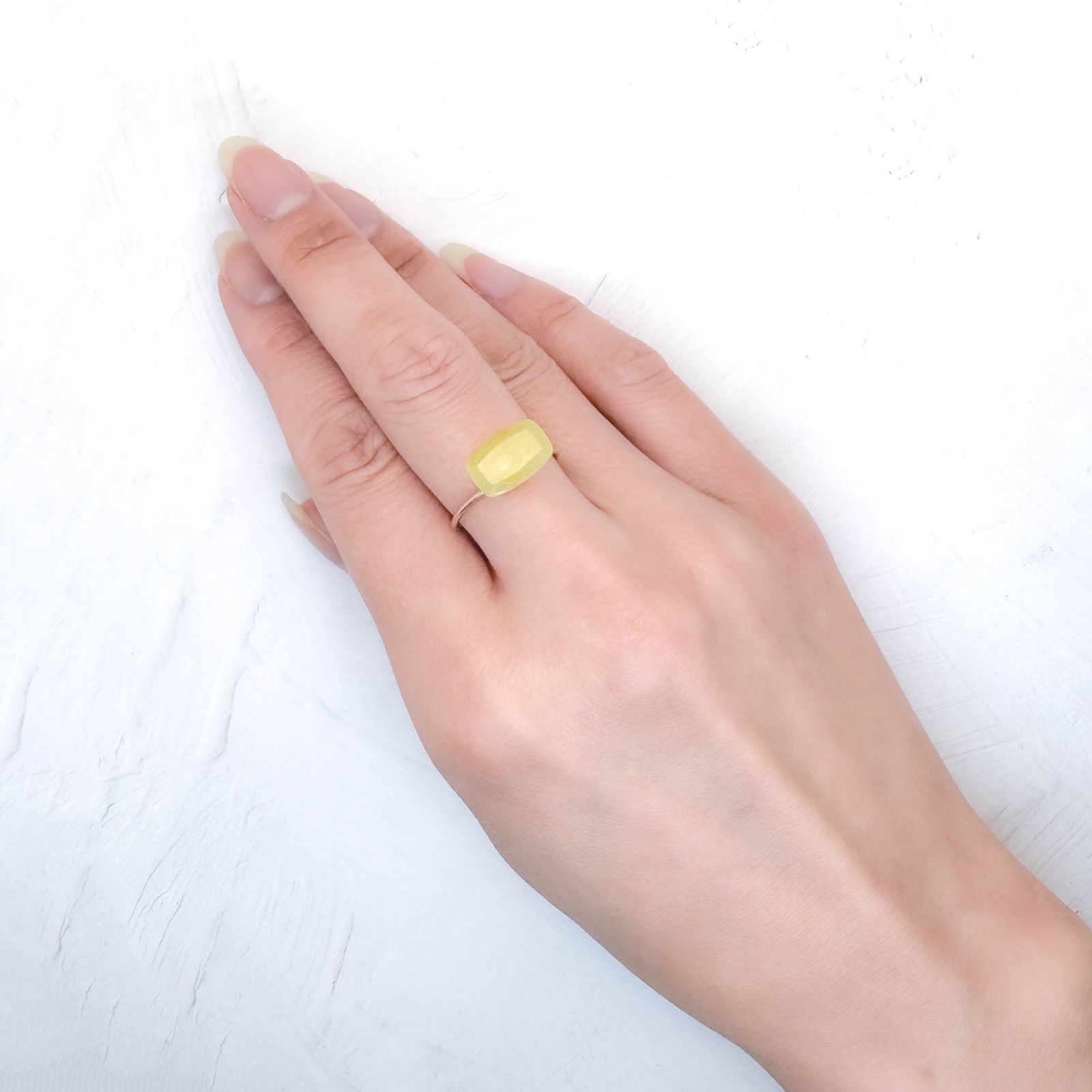 イエロースミソナイト イタリア産 3.42ct / 11.5x7.6mm前後 [251231406]