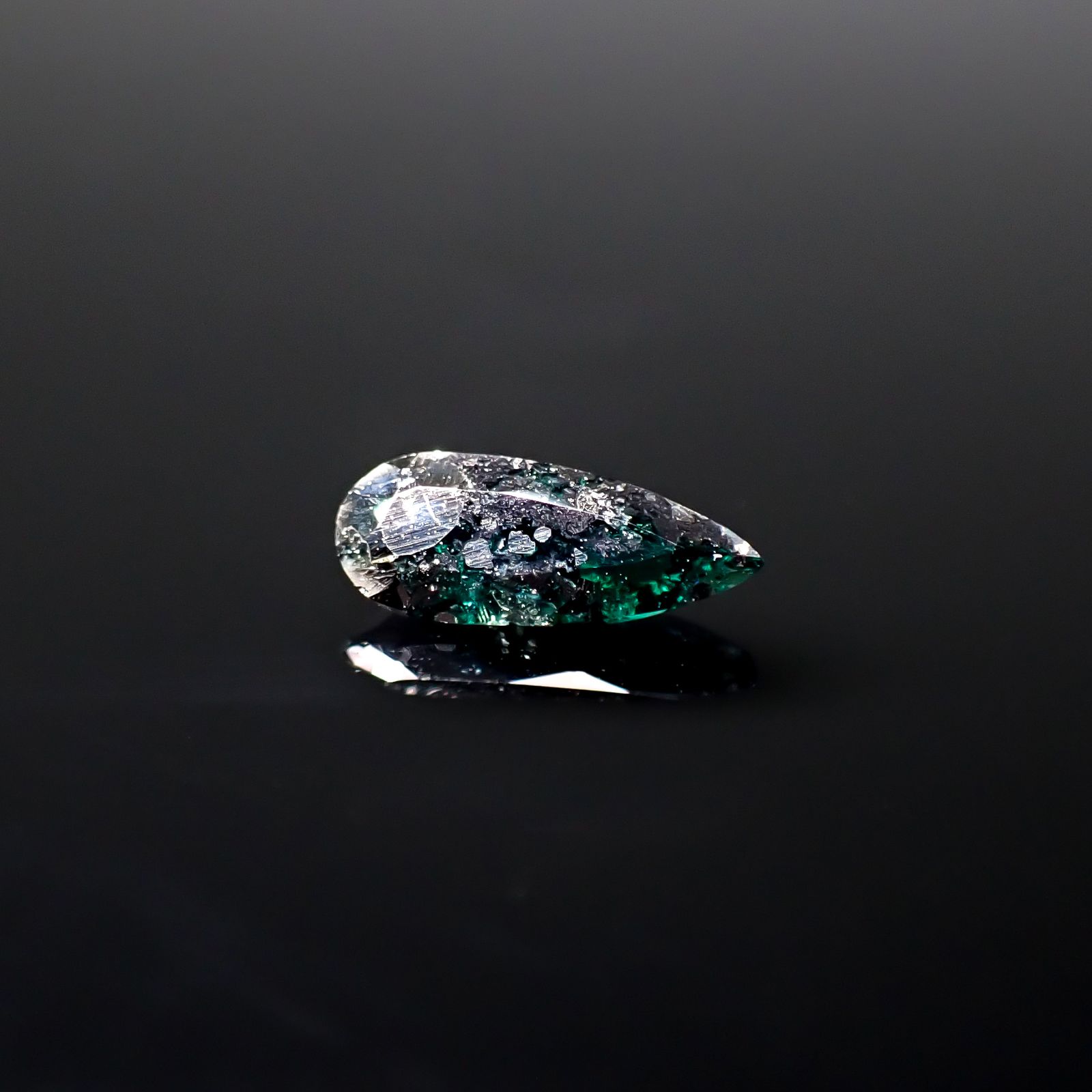 パイライトインエメラルド コロンビア産 0.46ct [241229564]8.4x3.4mm前後