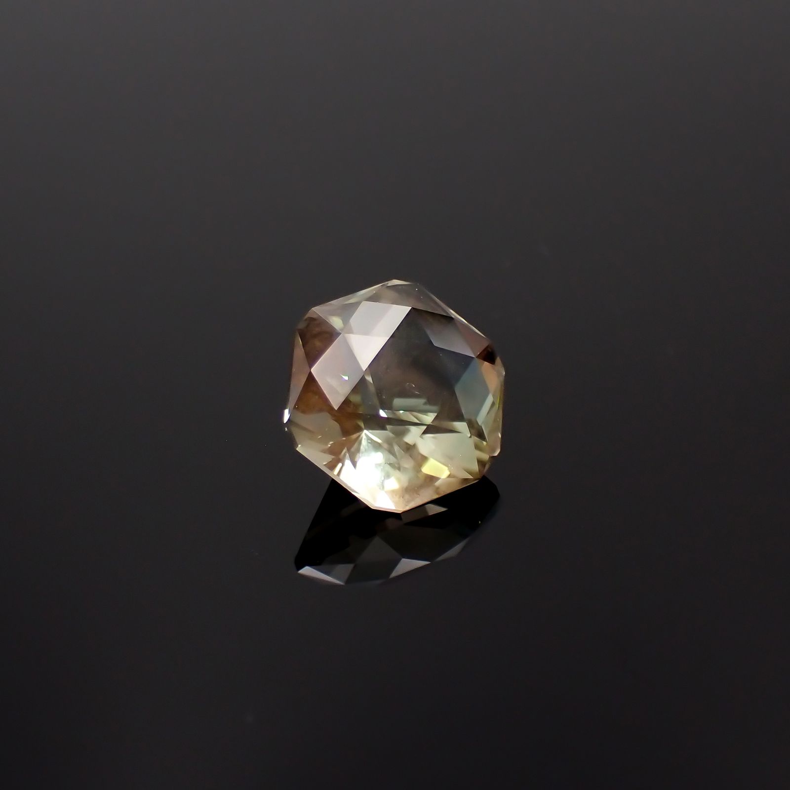 ◇カスタムヘキサゴン・チェッカーカット◇バイカラーオレゴンサンストーン アメリカ・オレゴン州産 2.46ct[231224665]8.4x8.4mm前後