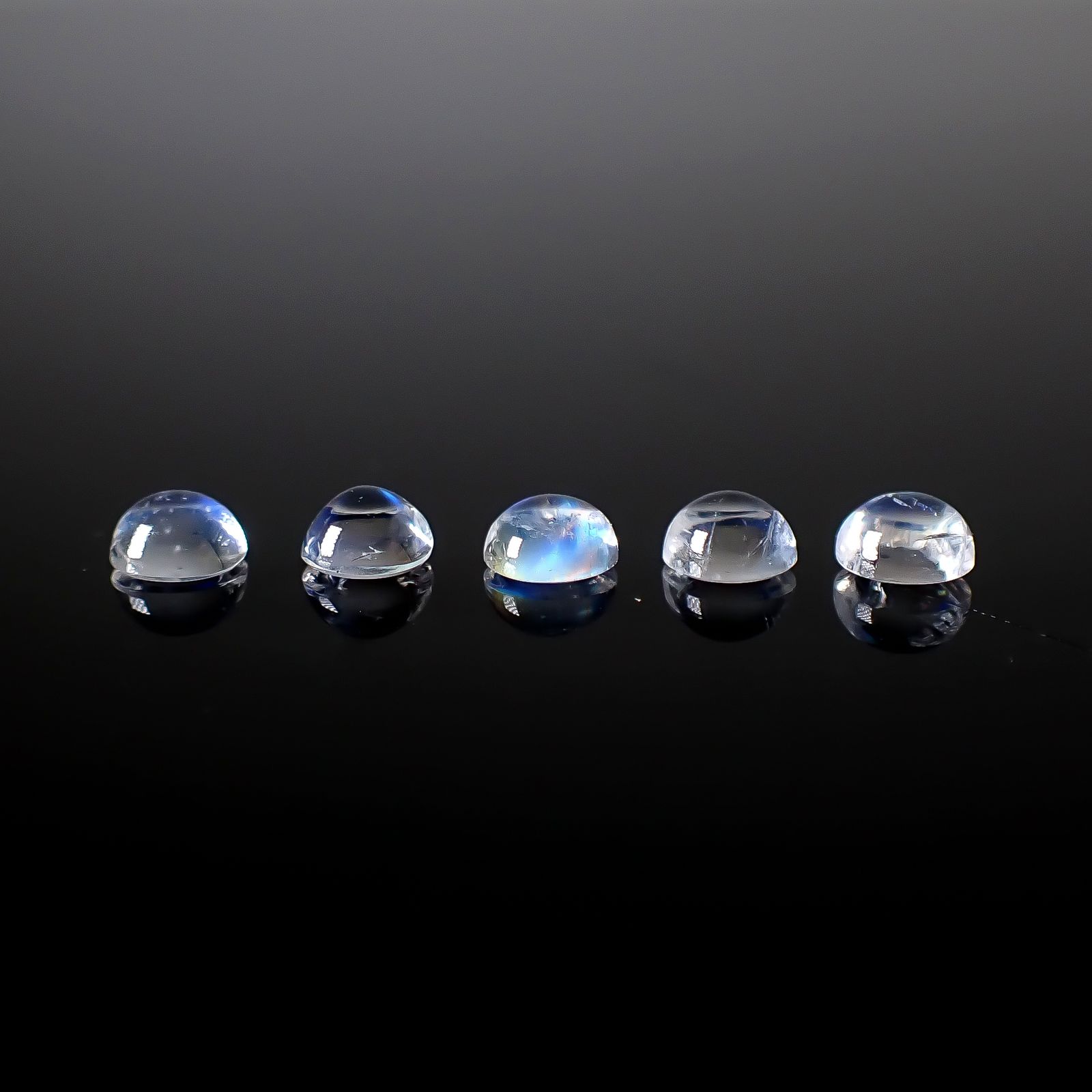 <ランダムセレクト1個販売>レインボームーンストーン インド・ビハール産 約0.22ct [250129793-PAC]3.9x3.9mm前後