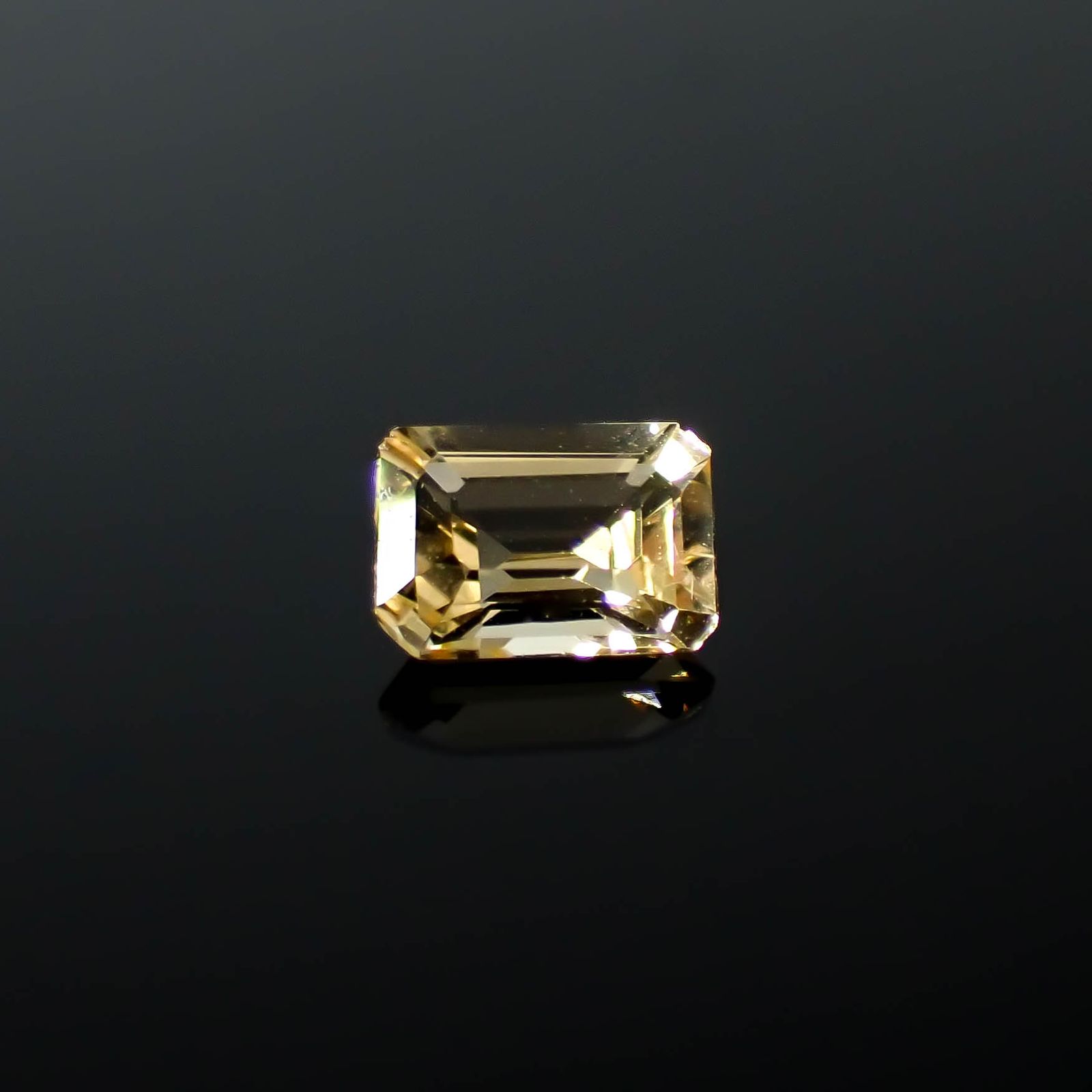 インペリアルトパーズ(宝石名トパーズ)ブラジル産 0.43ct / 5.1x3.6mm前後 [250630498]