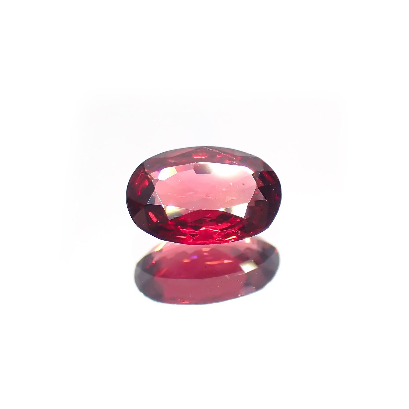 レッドスピネル(宝石名レッド・スピネル) タンザニア産 ソ付(彩珠) 0.869ct / 7.4x5.4mm前後 [20015154]