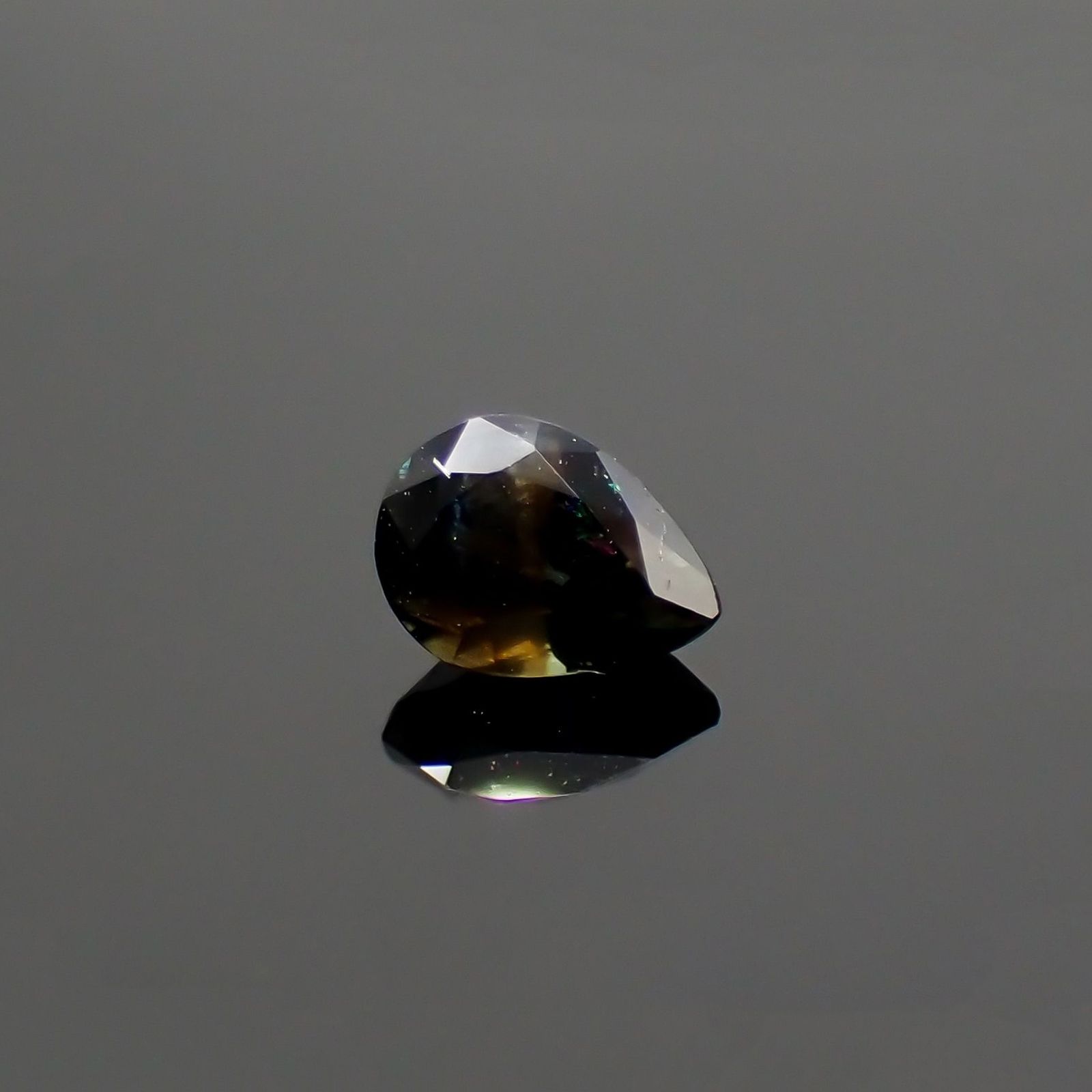 ゴールドシーンサファイア 非加熱(宝石名シーン・サファイア) ケニア産 識別済 0.46ct / 5.4x3.9mm前後 [260812068]