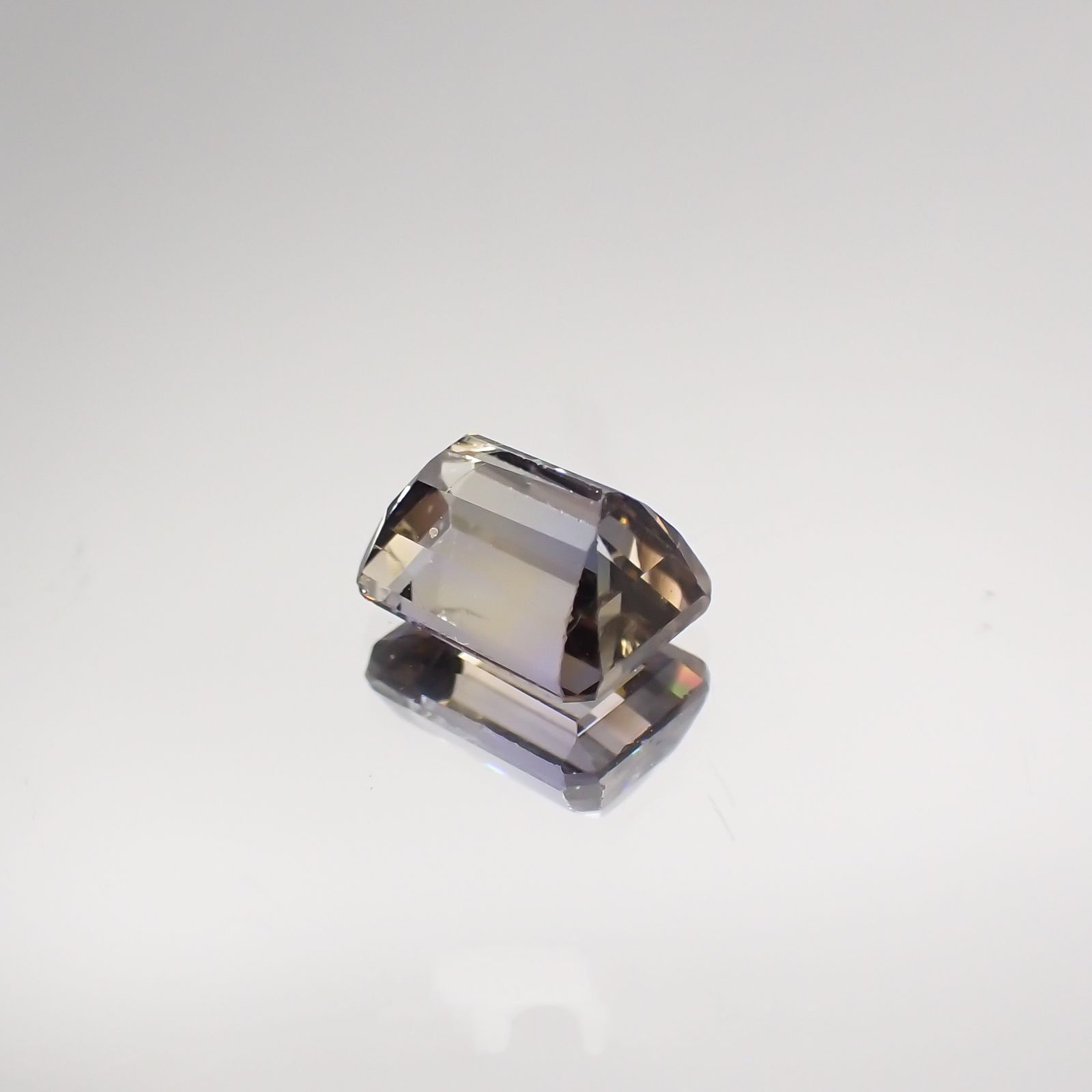 バイカラータンザナイト(宝石名バイカラー・ゾイサイト) タンザニア産 0.887ct ソ付(彩珠)[210711582]5.9×4.3mm前後