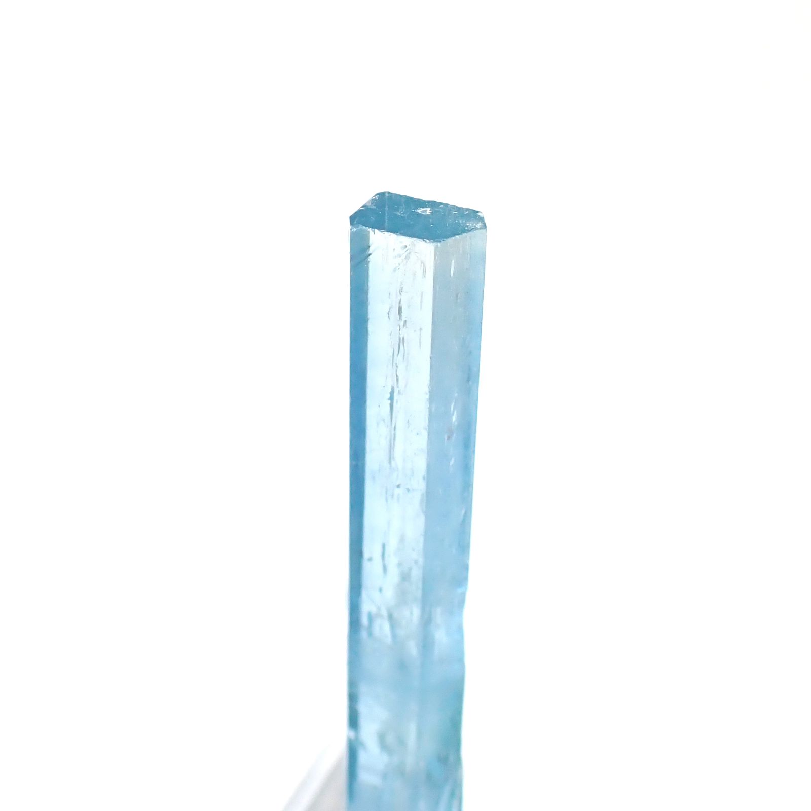 アクアマリン柱状結晶原石 ベトナム産 アクリル台座付き 22.59ct(4.518g) / 4.6x8.2x52.6mm前後 [260632330]