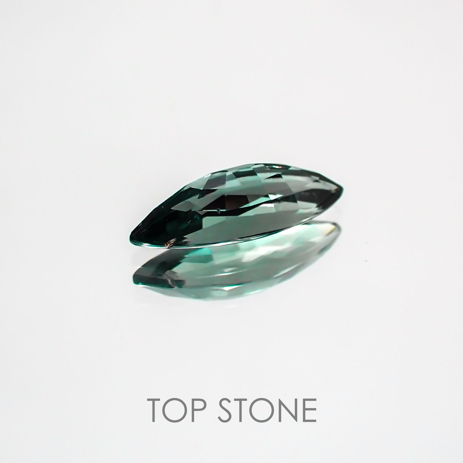 カラーチェンジガーネット(アレキタイプ) マダガスカル・ベキリー産 ルース 0.91ct[21029475]10.3×3.7mm前後