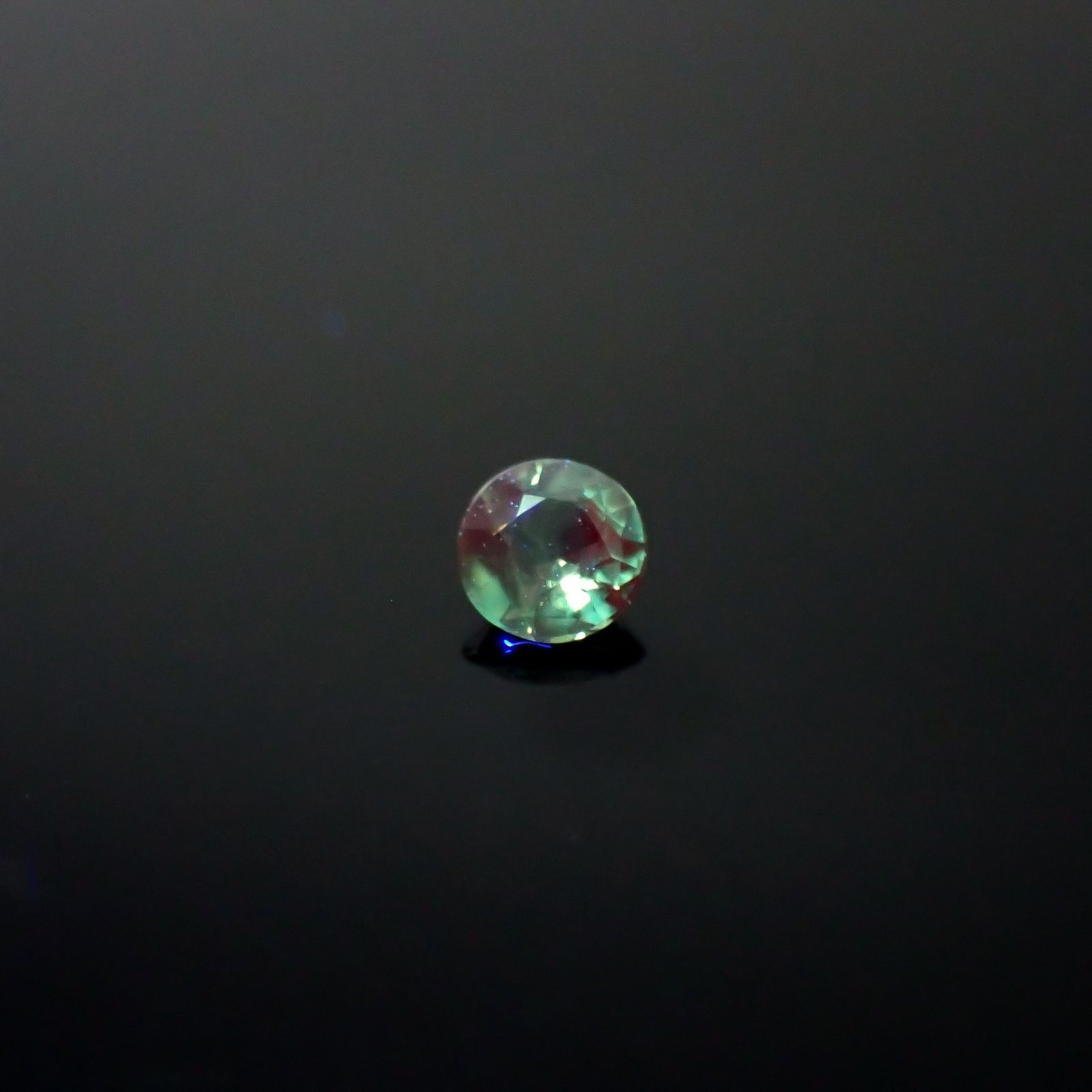 シルキーアレキサンドライト ブラジル・ミナスジェライス州ヘマチタ鉱山産 0.065ct / 2.5x2.5mm前後 [250931029]