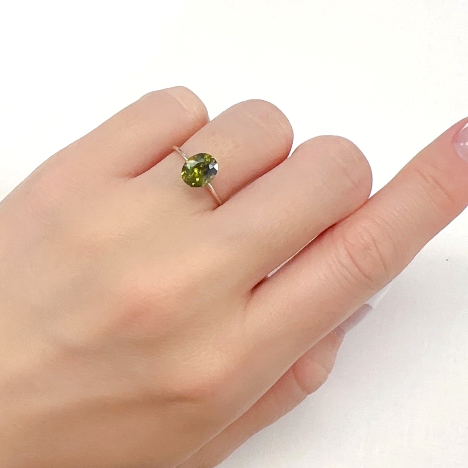 カラーチェンジスフェーン パキスタン産 1.52ct[231224768]7.7x6.4mm前後