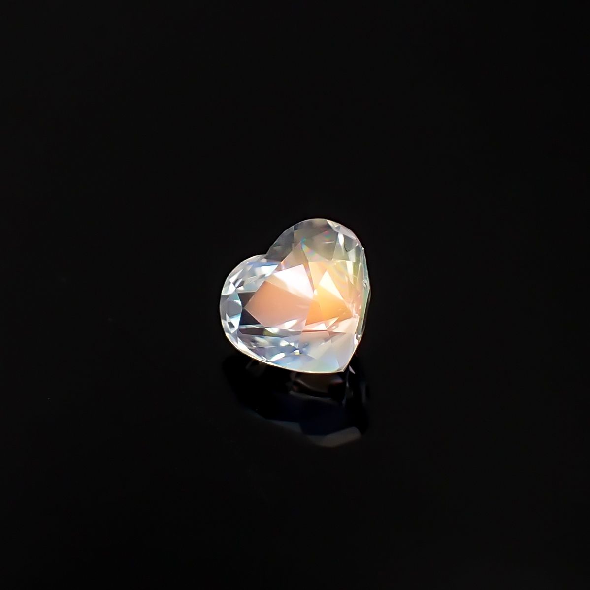 レインボームーンストーン マダガスカル産 1.20ct / 6.3x7.1mm前後 [260632372]