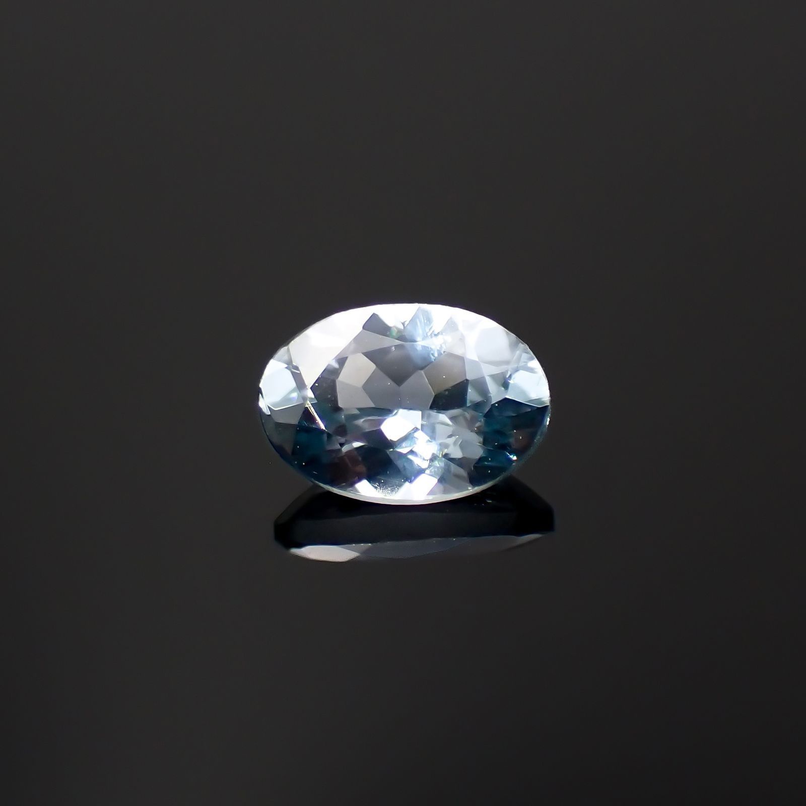 グレースピネル タンザニア産 0.59ct / 6.1x4.2mm前後 [251021544]