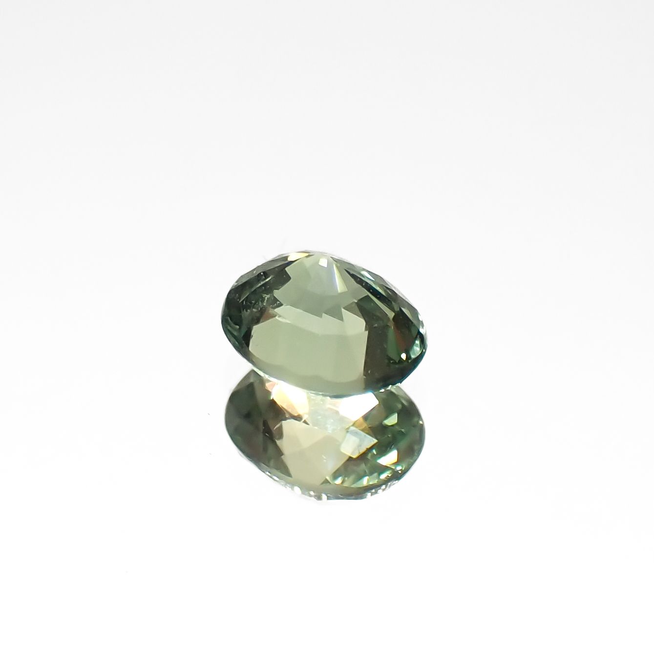 アレキサンドライト(宝石名アレキサンドライト)タンザニア産 0.39ct 識別済[230321353]4.5x3.8mm前後