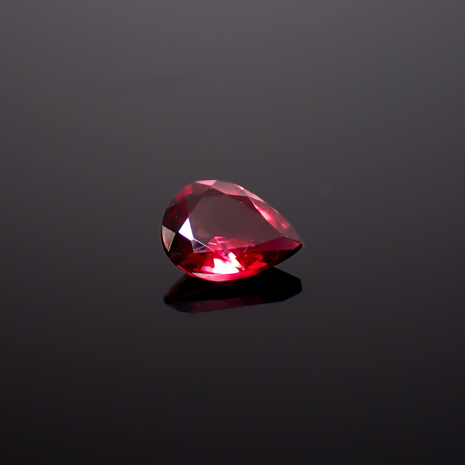 レッドスピネル(宝石名レッド・スピネル)タンザニア産 識別済 0.30ct / 5.1x3.9mm前後 [260732565]