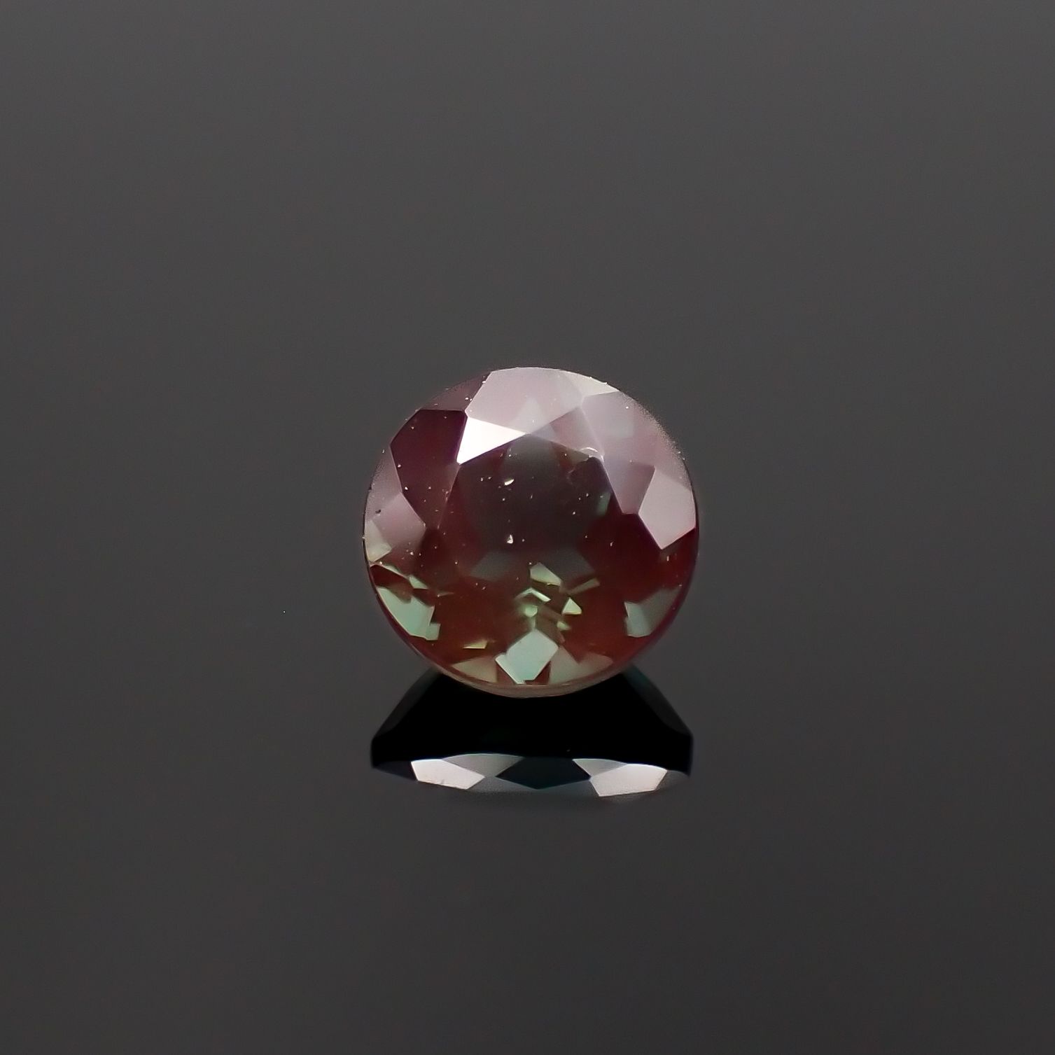 カラーチェンジアンデシン モンゴル産 0.50ct [230421463]5x5mm前後