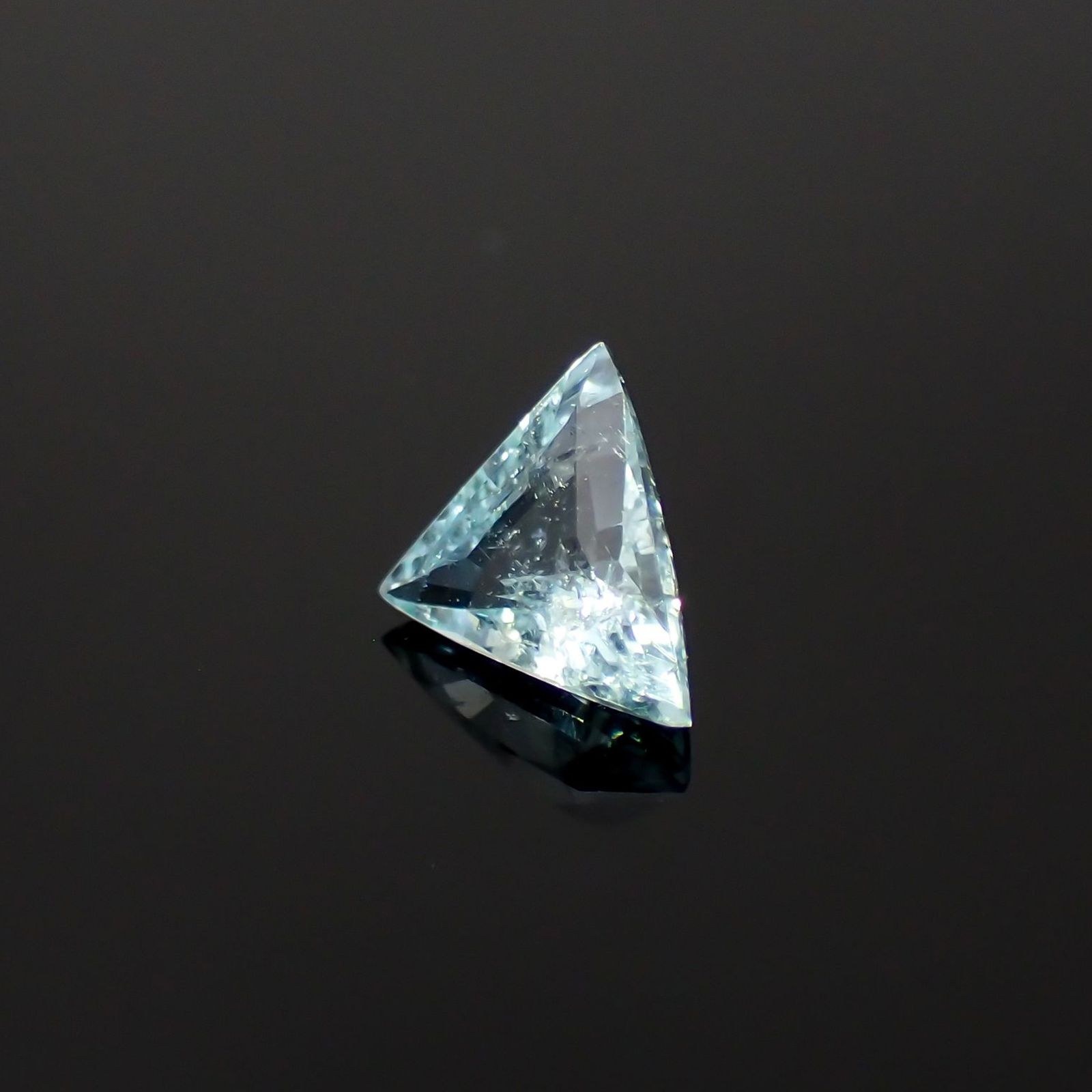 パライバトルマリン(宝石名トルマリン/別名パライバ・トルマリン)モザンビーク産 識別済 0.79ct / 7.4x6.7mm前後 [230522240]