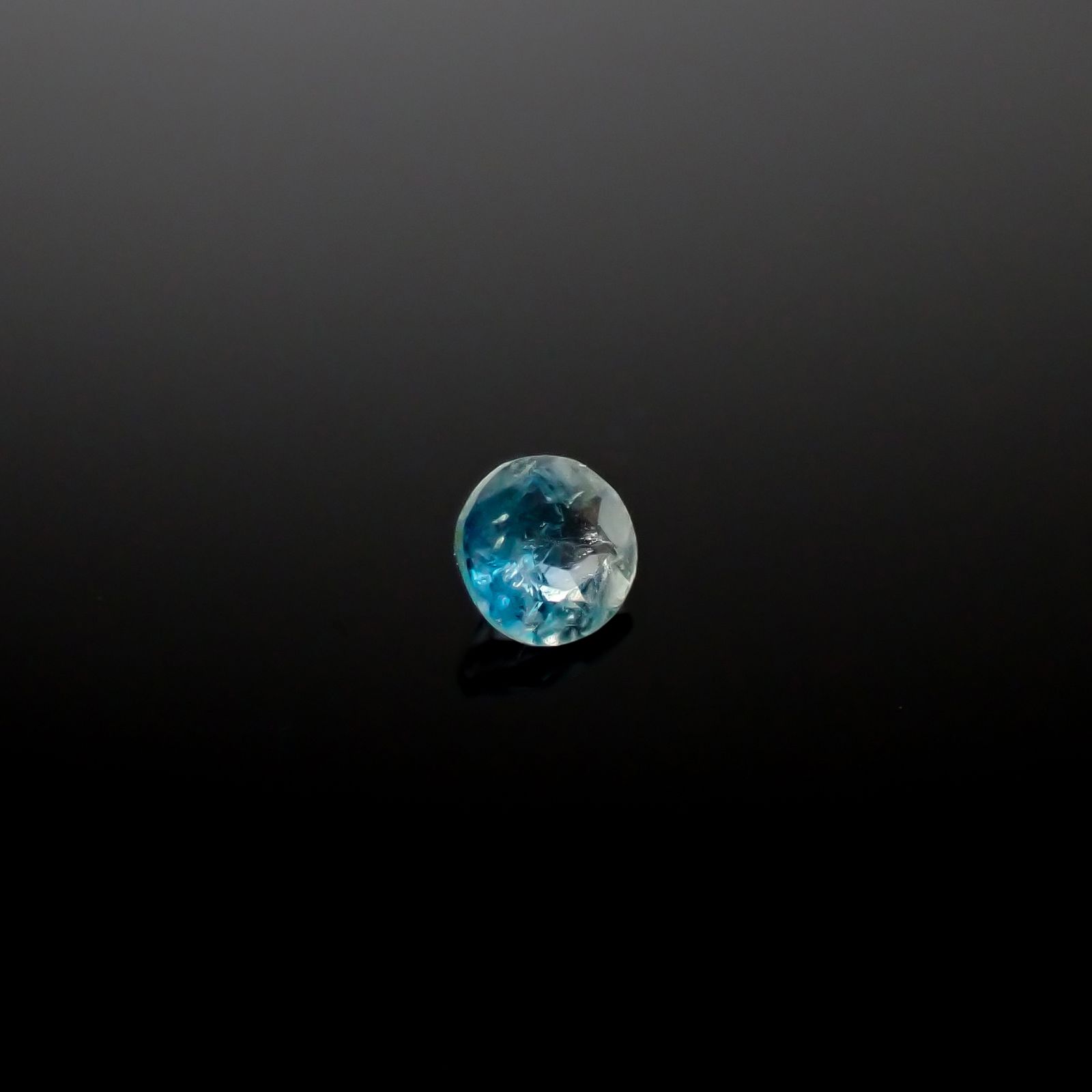 ユークレース(宝石名ユークレース)ジンバブエ産 0.048ct 識別済[241029229]2.3x2.3mm前後