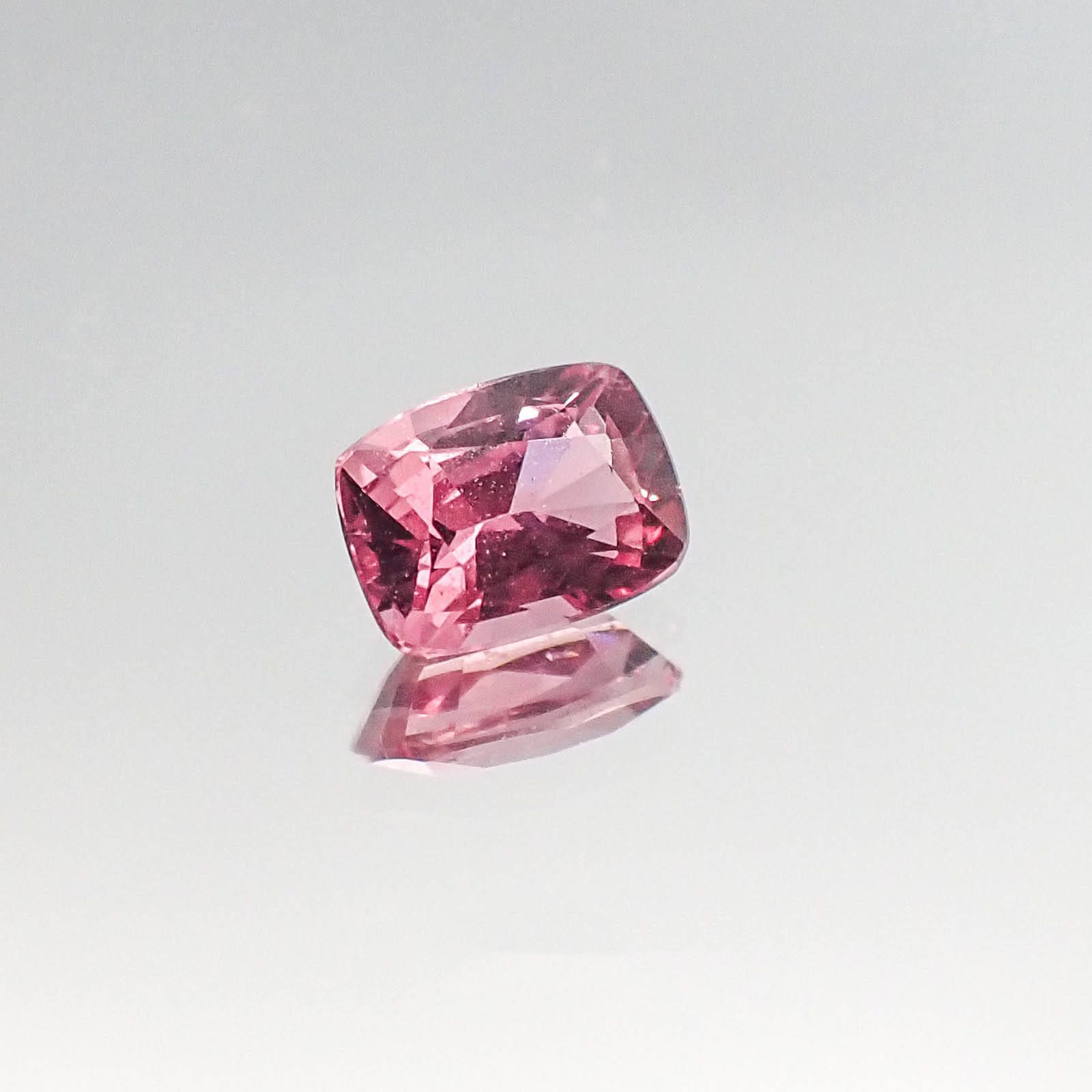 パパラチャサファイア スリランカ産 0.57ct DGL鑑付[20062898]5.5×4.2mm前後