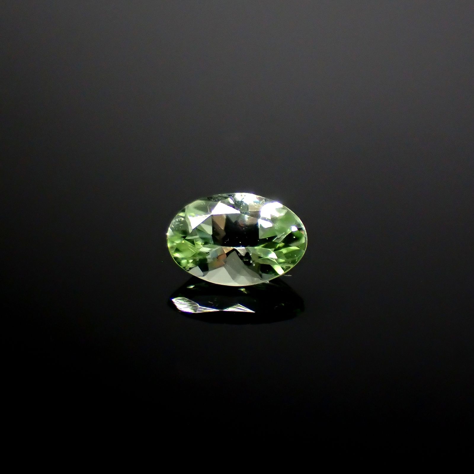 ミントペリドット パキスタン/ノルウェー産 0.41ct [250730639]5.9x4mm前後