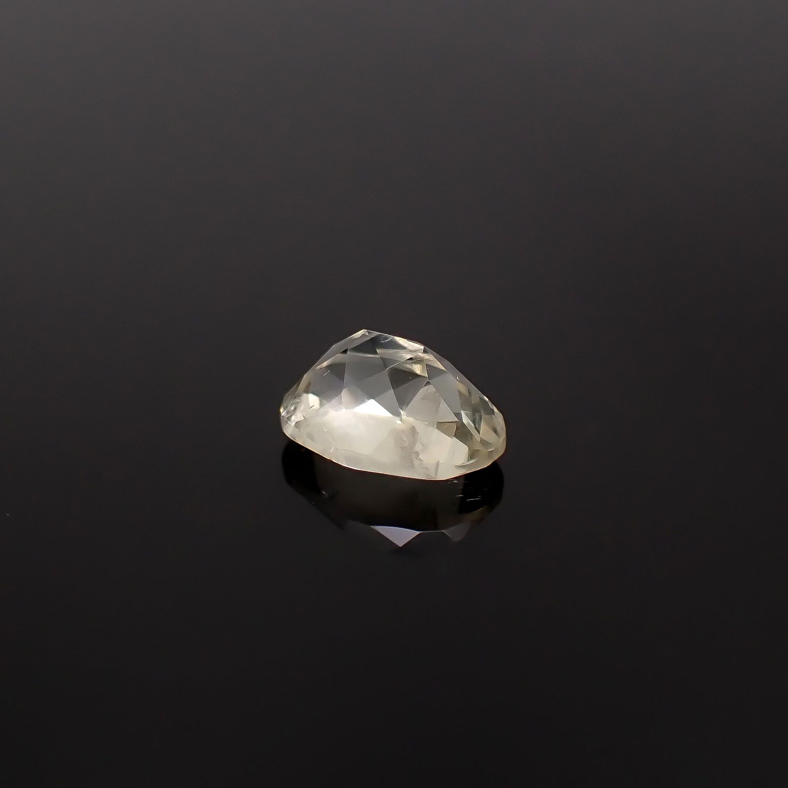 リューサイト 遊色効果あり イタリア産 0.99ct / 7.8x5.8mm前後 [260131555]