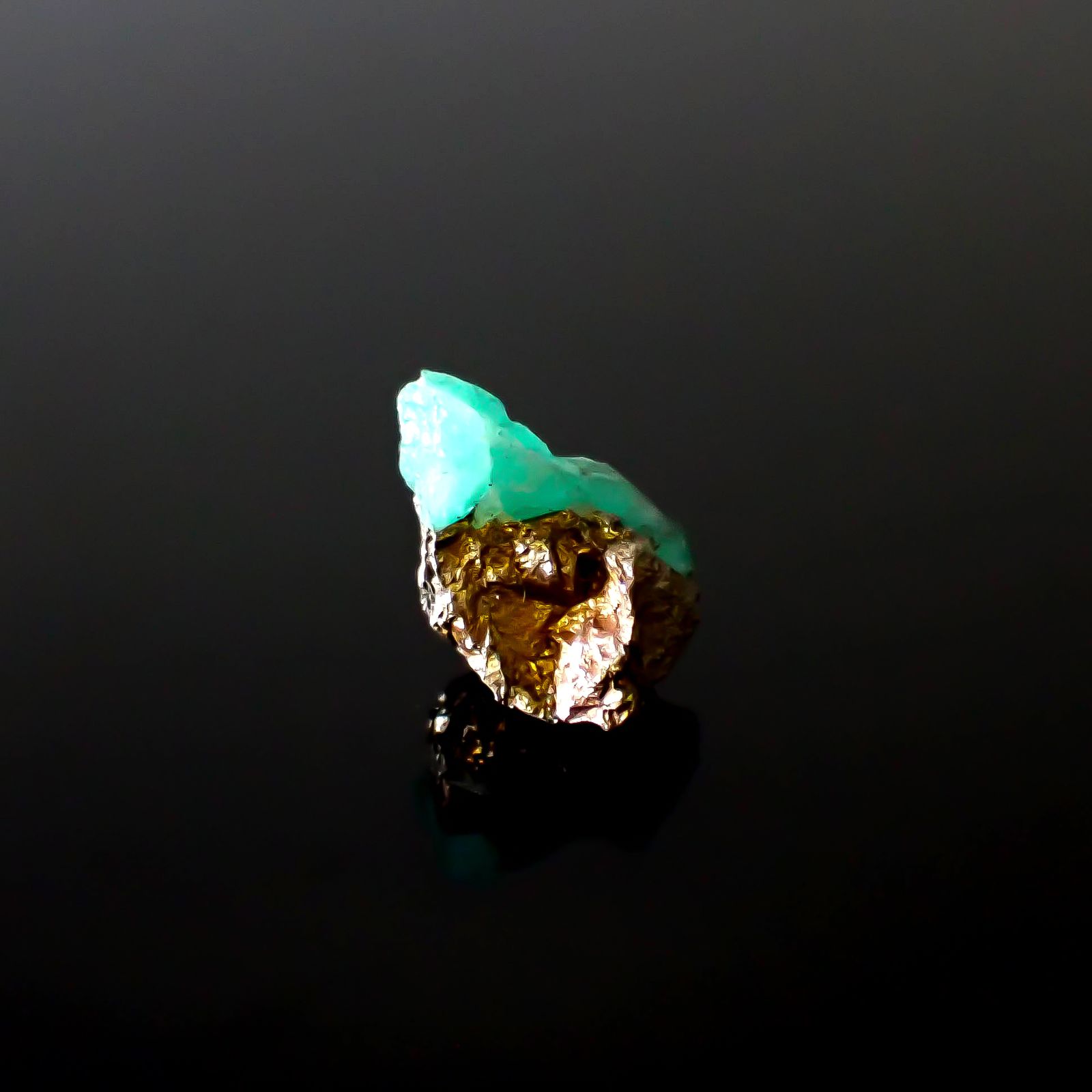 エメラルド原石 コロンビア産 5.76ct [250430178]14.4x9.3mm前後